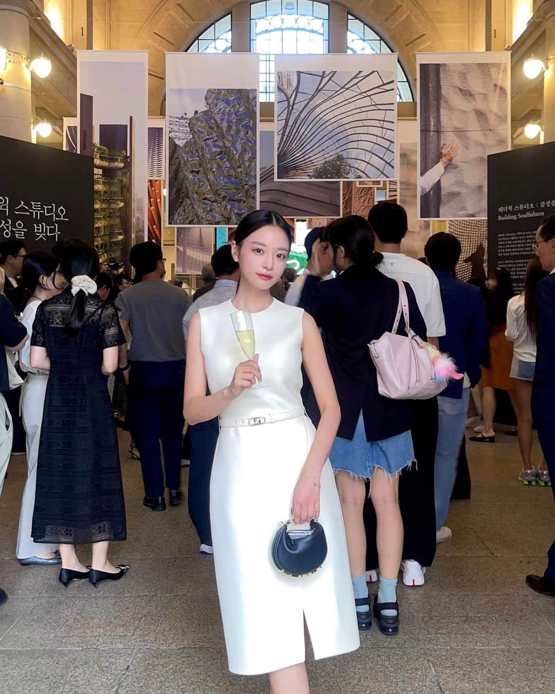 ᴅᴏᴜʙʟᴇsᴏᴜᴘのインスタグラム：「영국의 다빈치라고 불리는 세계적인 건축가이자 디자이너인 토마스 헤더윅의 전시회 VIP 오프닝 파티에 초대받아 다녀왔어요✨  토마스 헤더윅이라는 이름을 들으면 건축에 관심이 없으면 잘 알지 못하는 분들이 많으실 것 같은데요.   그렇지만 영국의 빨간 2층 버스나 최근 뉴욕에 새로생긴 벌집 모양의 vessel이라는 건축물은 한번씩 보신 분들이 많으실 것 같아요. 그런 엄청난 작업들을 하고 계시는 분이라고 하시더라고요🫢  이번에 서울에서 토마스 헤더윅이 설립한 헤더윅 스튜디오의 대표적인 디자인 30점을 볼 수 있는 전시회가 ‘문화역서울284’에서 열리고 있어요!   저도 처음 접해본 건축 디자인에 관한 전시였는데, 정말 흥미로워서 너무 추천드리고 싶어요! 굿즈들도 너무 예뻐서 건축이나 디자인에 관심이 있으신 분들은 9월 6일까지 꼭 한번 다녀오세요 🫶  #전시회추천 #토마스헤더윅 #문화역서울284  @heatherwickstudio_seoul」