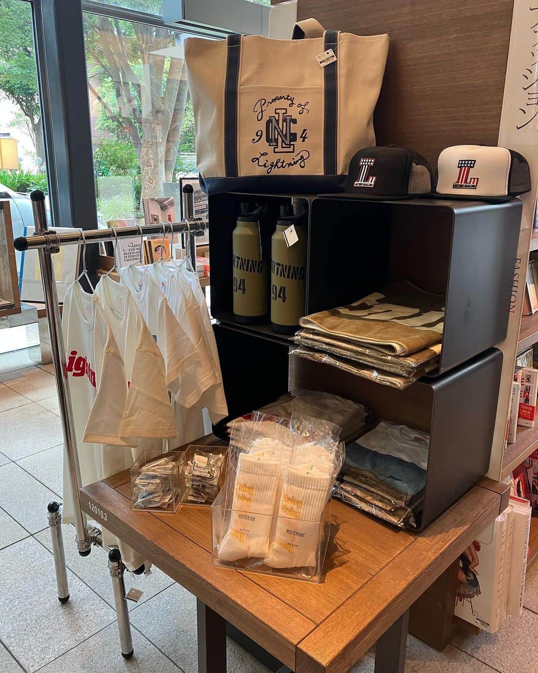 代官山 蔦屋書店　DAIKANYAMA T-SITEさんのインスタグラム写真 - (代官山 蔦屋書店　DAIKANYAMA T-SITEInstagram)「Lightning Archives復刻記念フェア開催中！ 7月16日まで。 今回の第1弾では、ヴィンテージワークウェア,ミリタリージャケット、ヴィンテージTシャツの3冊が発売されました。 合わせてLightning オリジナルグッズも取り揃えています。 皆さまのご来店をお待ちしています。 #lightning  #ヴィンテージ  #復刻  #代官山蔦屋書店」6月30日 14時22分 - daikanyama.tsutaya