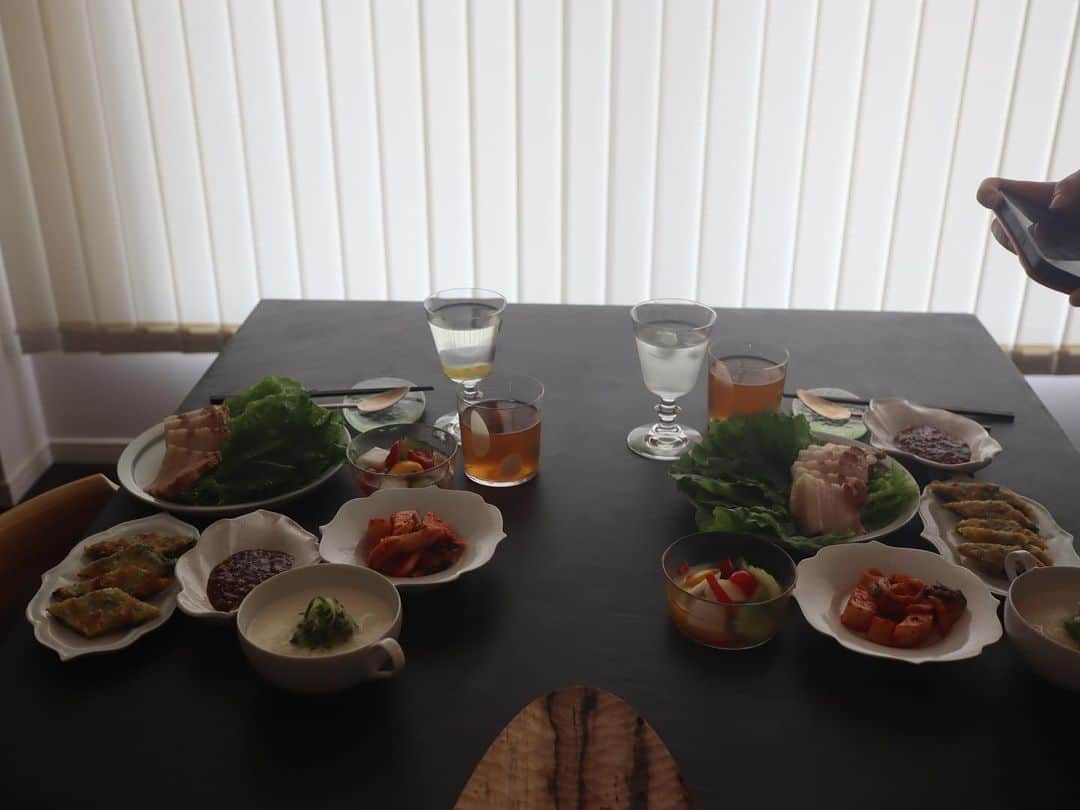 岡英里さんのインスタグラム写真 - (岡英里Instagram)「先日お友達に誘っていただき料理教室へ🍽️  今回は韓国レシピを教わりました❤️  韓国料理ってなかなか自分では挑戦出来なかったんだけど、今回教わってもっと作ってみたいなーと思いました🥰  すぐに家でも作ってみたけどちょこちょこ忘れてること多くて習った通りに出来なかったこともあったから何度か練習してみようっと💪💕  プライベート料理教室って食器や調理器具、インテリア等が全て参考になるし、また大手とは違った楽しみがあってとっても良かった❤️なにより先生が素敵すぎました🥹❣️  @kaori_whitetea   #料理教室 #料理教室東京  #プライベート料理教室  #家庭料理 #ポッサム #チヂミ #水キムチ #コングクス風そうめん」6月30日 14時36分 - okaeri0424