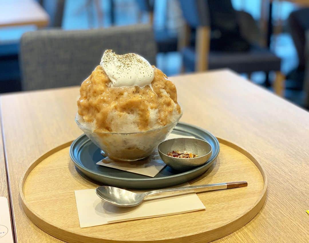 原田麻子さんのインスタグラム写真 - (原田麻子Instagram)「マサラチャイミルク  今年もAKOMEYAかき氷スタートに伴いご招待いただきました。  銀座店時代の、徳次郎の天然氷のシンプル氷から、 一階の食堂で出されたイマドキっぽい氷を経て、 今のかき氷のスタイルが1番良いなと思います。  昨年から機械も替えているので 削りも良い感じ！  マサラチャイシロップは粘度が高く濃いめ。シナモンが1番感じる。  キャンディナッツは歯の治療中の方は注意が必要ですw  #かき氷#かき氷🍧#おやつ#ごはん#sweets#shaveice#東京かき氷#akomeya」6月30日 14時36分 - achakoko