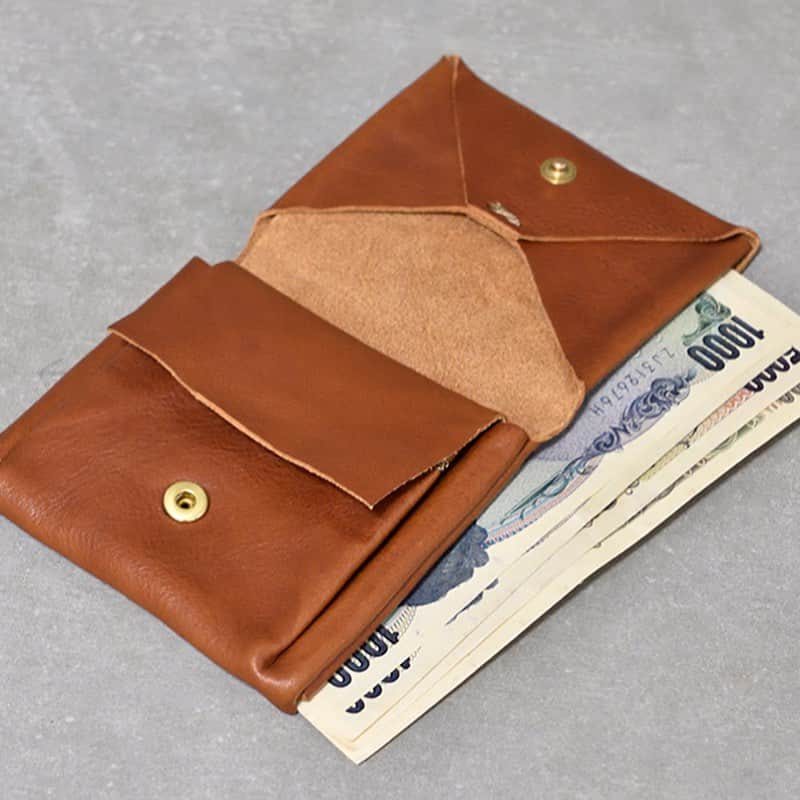 HERZ ヘルツさんのインスタグラム写真 - (HERZ ヘルツInstagram)「@organ_leather より人気の小型財布(GS-54)に新サイズが登場しました。  薄く小さな財布として人気の商品ですが、一部のお客様から「この大きさを保ったままお札を折らないで収納したい」とご要望をいただいていました。 シンプルでコンパクトなデザインを生かしたまま、お札入れを追加するために構造を再考し、細かい調整など試行錯誤を重ねた結果、外寸のサイズをほとんど変えず、ごく自然に実現することが出来ました。  コンパクトさや収納部のシンプルさを求める方はNタイプ、お札を分けて折らずに収納したい方はHタイプなど、生活やお好みに合わせて選ぶことができます。  商品の詳細は公式サイトをご覧下さい。 ⁡ #organ #organbag #オルガン #革 #レザー #革製品 #革職人 #作り手 #ミニ財布 #財布 #コインケース #herz #herzbag #leather #madeinjapan #factory」6月30日 14時29分 - herz_bag