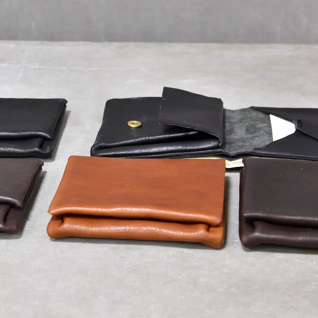 HERZ ヘルツさんのインスタグラム写真 - (HERZ ヘルツInstagram)「@organ_leather より人気の小型財布(GS-54)に新サイズが登場しました。  薄く小さな財布として人気の商品ですが、一部のお客様から「この大きさを保ったままお札を折らないで収納したい」とご要望をいただいていました。 シンプルでコンパクトなデザインを生かしたまま、お札入れを追加するために構造を再考し、細かい調整など試行錯誤を重ねた結果、外寸のサイズをほとんど変えず、ごく自然に実現することが出来ました。  コンパクトさや収納部のシンプルさを求める方はNタイプ、お札を分けて折らずに収納したい方はHタイプなど、生活やお好みに合わせて選ぶことができます。  商品の詳細は公式サイトをご覧下さい。 ⁡ #organ #organbag #オルガン #革 #レザー #革製品 #革職人 #作り手 #ミニ財布 #財布 #コインケース #herz #herzbag #leather #madeinjapan #factory」6月30日 14時29分 - herz_bag