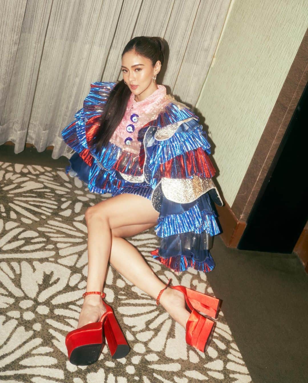 Kim Chiuさんのインスタグラム写真 - (Kim ChiuInstagram)「#FITCHECK 💙✔️❤️💯🧿🧿🧿  This quirky outfit by @_ha.mu_ is made from mixed materials that remind me of our colorful and vibrant JEEPNEY!🇵🇭 It even has reflective details incorporated into the design that are reminiscent of car sunshade insulators. 🥰 super fun outfit and innovative like my character’s upcycled Ukay designs in the show.!!!🥰 Thank you to my stylist @adrianneconcept asst by @miss.vince_ thank you mamas @jakegalvez @iammjrone for my lewk!😘❤️  𝐂𝐚𝐭𝐜𝐡 𝐅𝐈𝐓𝐂𝐇𝐄𝐂𝐊 𝐜𝐨𝐧𝐟𝐞𝐬𝐬𝐢𝐨𝐧𝐬 𝐨𝐟 𝐚𝐧 𝐔𝐤𝐚𝐲 𝐐𝐮𝐞𝐞𝐧 𝐭𝐡𝐢𝐬 𝐉𝐮𝐥𝐲 𝟔 only 𝐨𝐧 @primevideoph 💙 #newseries #fitcheckonPRIME   📸: @niko.gonzales」6月30日 14時30分 - chinitaprincess