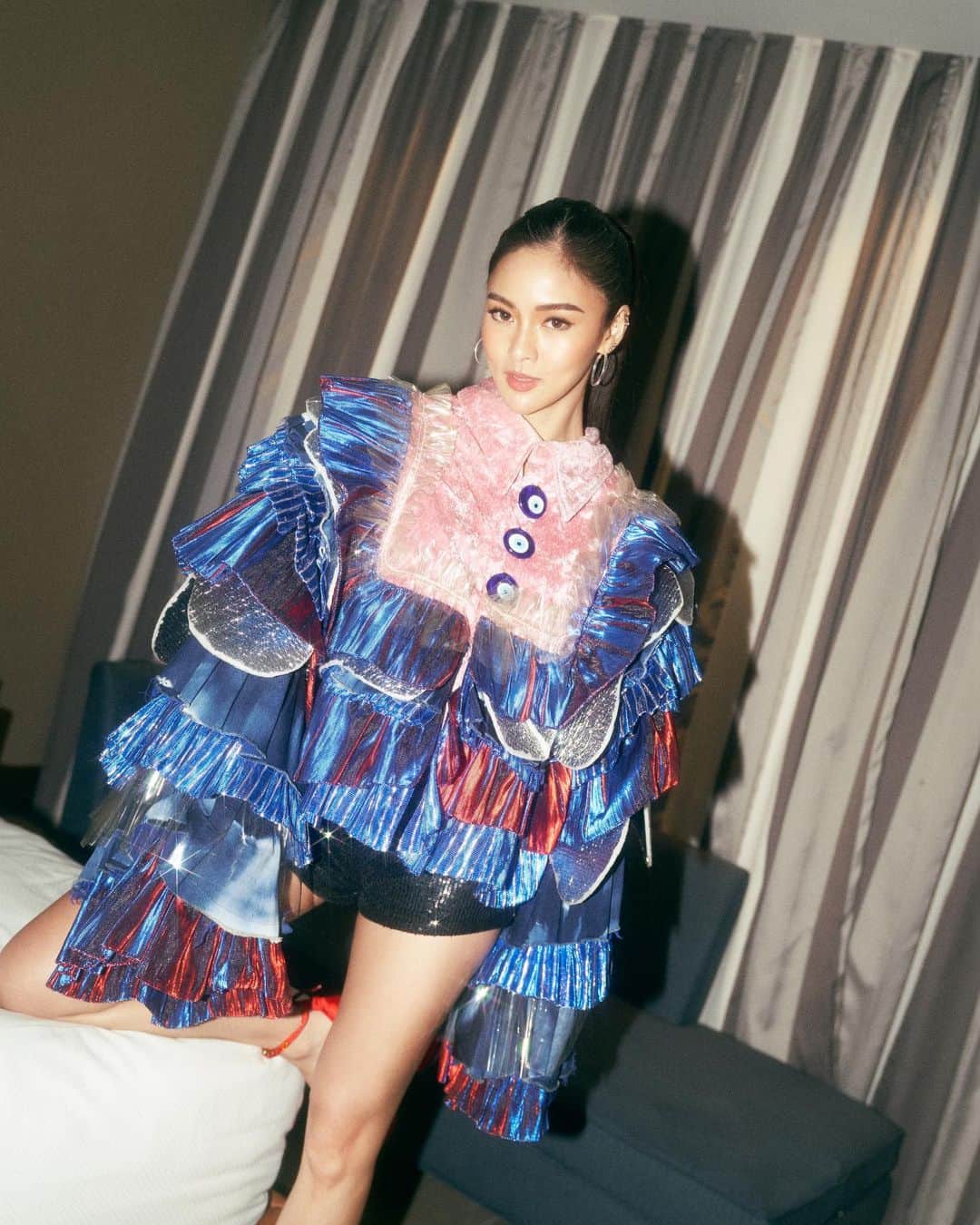 Kim Chiuさんのインスタグラム写真 - (Kim ChiuInstagram)「#FITCHECK 💙✔️❤️💯🧿🧿🧿  This quirky outfit by @_ha.mu_ is made from mixed materials that remind me of our colorful and vibrant JEEPNEY!🇵🇭 It even has reflective details incorporated into the design that are reminiscent of car sunshade insulators. 🥰 super fun outfit and innovative like my character’s upcycled Ukay designs in the show.!!!🥰 Thank you to my stylist @adrianneconcept asst by @miss.vince_ thank you mamas @jakegalvez @iammjrone for my lewk!😘❤️  𝐂𝐚𝐭𝐜𝐡 𝐅𝐈𝐓𝐂𝐇𝐄𝐂𝐊 𝐜𝐨𝐧𝐟𝐞𝐬𝐬𝐢𝐨𝐧𝐬 𝐨𝐟 𝐚𝐧 𝐔𝐤𝐚𝐲 𝐐𝐮𝐞𝐞𝐧 𝐭𝐡𝐢𝐬 𝐉𝐮𝐥𝐲 𝟔 only 𝐨𝐧 @primevideoph 💙 #newseries #fitcheckonPRIME   📸: @niko.gonzales」6月30日 14時30分 - chinitaprincess