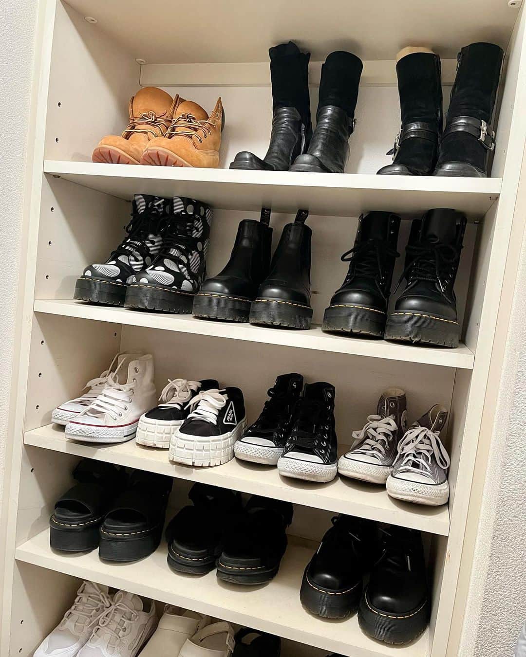 高見恭子さんのインスタグラム写真 - (高見恭子Instagram)「よく磨かれた靴たちがあなたを楽しい場所へと連れだしてくれる。  #boots#bootslover  #bootsstyle #shoes  #shoesshelf #shelfstyling  #sandal #loveshoes  #simple  #整理整頓  #simplelife」6月30日 14時30分 - takami_kyoko
