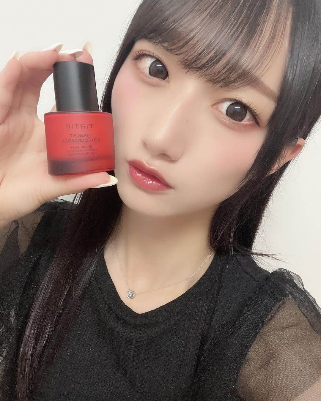 信野樹奈のインスタグラム：「最近のお気に入りファンデーション💎  これ使った日は基本ライブの後にお直ししなくても耐えられる！！  普段は重たく感じるからファンデーションあんまり使わないけど撮影会の時はお肌綺麗に見えた方がいいから必須で使ってる🫣💞(これは全然重たい感じしないよ〜！)  @tirtir_jp_official   #アイドル #北海道 #tirtir #コスメ #japan #japaneseidol」