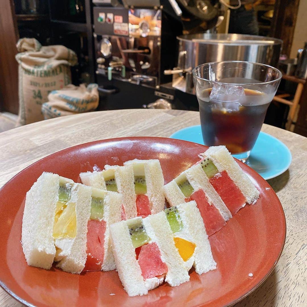 桜雪のインスタグラム：「昨日の朝ごはん。 夏のフルーツサンドは スイカとかマンゴーとか入ってて さっぱり美味しかった…！ あとスイカとアイスコーヒーってめちゃくちゃ合う！！  @ichikawayacoffee   #京都カフェ巡り #京都カフェ #フルーツサンド #京都朝ごはん #出張スイーツ #出張飯」