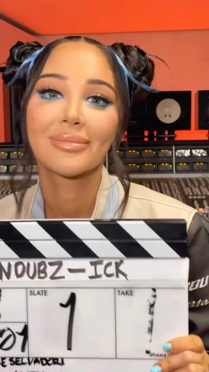 Tulisaのインスタグラム：「Gooooood morning beautiful humans! NEW @n_dubz THE ICK IS OUT NOW! GO TO STORY OR BIO FOR VIDEO 💙😜」
