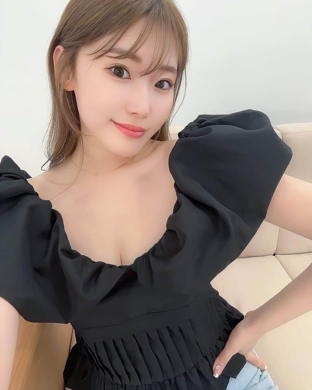藤川沙弥のインスタグラム：「.  VTのマルチベースが優秀✨ これ1本でUVケア＋肌色の補正＋化粧下地 ＋肌トーンアップ＋保湿ケア👏🏻  SPF50+ / PA++++ 強力UVブロックで 紫外線対策もばっちりだし☀️ 水分たっぷりなローションタイプで塗りやすくて 急いでる日とかはこれでベース完成しちゃう👌🏻  ☑︎CICA UVトーンアップベース ⚫︎スキンピーチ ☑︎CICA UVトーンアップベース ⚫︎ミント  ピーチは血色良く見せてくれて ミントは赤みを消してくれるので コントロールカラーにもなるよ🙆‍♀️💚  @vtcosmetics_official  @vtcosmetics_japan   👀は @onlinecontact  chu's meのmoist brown🤎  #今日のメイク#ベースメイク  #日焼け止め#化粧下地#下地#トーンアップ  #コントロールカラー#VTコスメ#1日1CICA #ノーファンデ#UVケア #VT_ノーファンデ#日焼け止め下地」