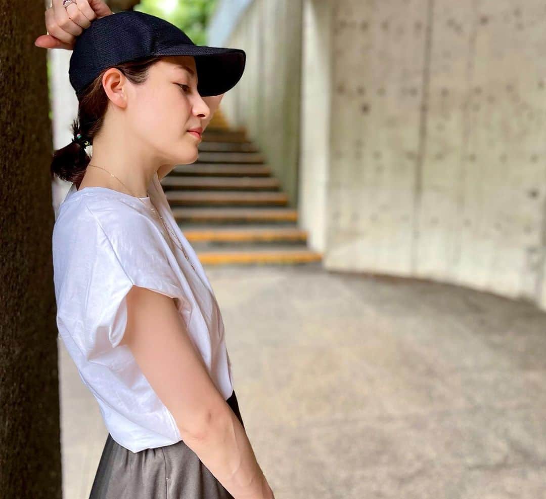村上シェリーさんのインスタグラム写真 - (村上シェリーInstagram)「毎回すごく楽しみにしている @elura_official 展示会で チェックした   サラサラサマーリネンライクスカート💡  汗をかいてもすぐ乾くし、 リネンにありがちなシワ悩みとも無縁✨  イスに座って思いきりスカート が寄れても、すぐに生地がピン！ と元通り💡 感動🥺  自宅でお洗濯もok！  ちゃんとしたい時も、カジュアルスタイルにも万能なのはとっても嬉しい💛  @dotst_official でも購入できます〜♪  #サラサラサマ―シリーズ  #冷感リネンライク素材  #エルーラ　#Elura #大人の悩みに効くコーデ　#elura2023ss   #接触冷感機能 #麻見え #イージーケア #イージーケア素材」6月30日 14時48分 - sherry_murakami