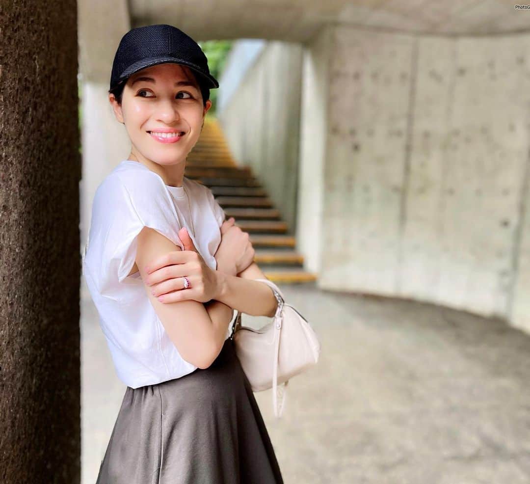 村上シェリーのインスタグラム：「毎回すごく楽しみにしている @elura_official 展示会で チェックした   サラサラサマーリネンライクスカート💡  汗をかいてもすぐ乾くし、 リネンにありがちなシワ悩みとも無縁✨  イスに座って思いきりスカート が寄れても、すぐに生地がピン！ と元通り💡 感動🥺  自宅でお洗濯もok！  ちゃんとしたい時も、カジュアルスタイルにも万能なのはとっても嬉しい💛  @dotst_official でも購入できます〜♪  #サラサラサマ―シリーズ  #冷感リネンライク素材  #エルーラ　#Elura #大人の悩みに効くコーデ　#elura2023ss   #接触冷感機能 #麻見え #イージーケア #イージーケア素材」