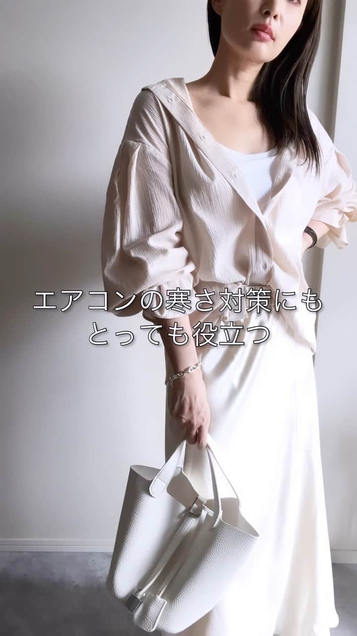 *✭ᏋണᎥ✭*のインスタグラム：「袖の雰囲気を変えてアレンジいろいろ。 キャンディスリーブシャツ♡ 詳細はリール内で☺︎ ㅤㅤㅤㅤㅤㅤㅤㅤ @classicalelf_official  (166cm ベージュ Lサイズ着用) ㅤㅤㅤㅤㅤㅤㅤㅤ #クラシカルエルフ #classicalelf #エルフコーデ #タイアップ #uniqlo #gu #zara #ユニクロ #ジーユー #ザラ #zozo #zozotown #zozo購入品 #zozotown購入品 #シャツ #カジュアルシャツ #ボリューム袖#ブルベコーデ#骨格ウェーブ#プチプラコーデ」