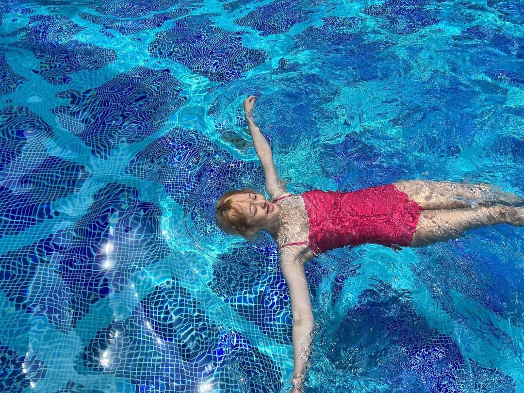 のインスタグラム：「@_jeongyoung 🐬 #물보라를일으켜」