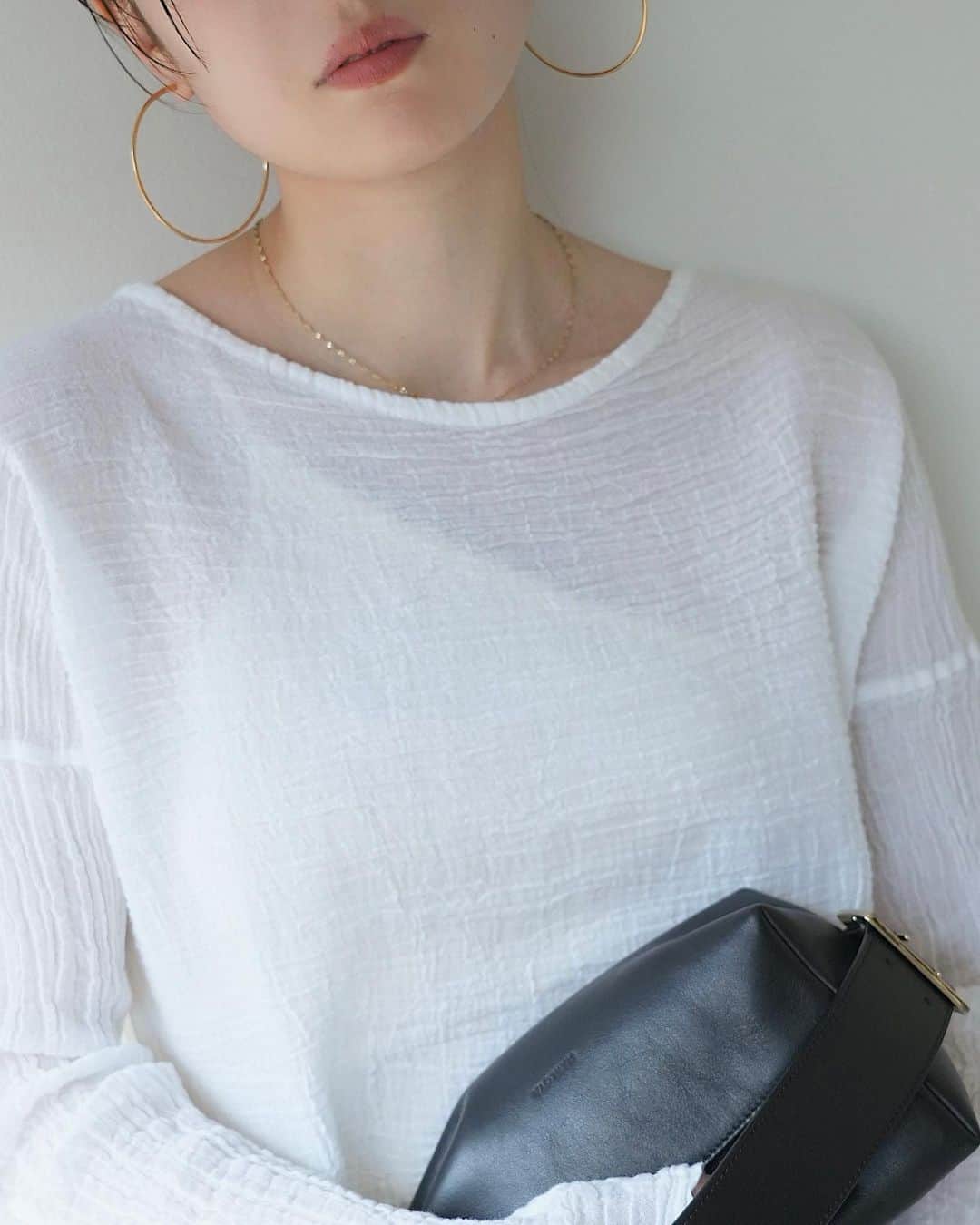のインスタグラム：「7/1(sat) release! ⁡ "LES ATELIERS FRANCAIS DE CONFECTION" ⁡ 大人気のコットンガーゼTシャツが追加入荷！ ⁡ ナチュラルで、柔らかなシアー素材なので、 夏の大人カジュアルスタイルにぴったりです。 ⁡ ⁡ ⁡ ￣￣￣￣￣￣￣ ⁡ LES ATELIERS FRANCAIS DE CONFECTION ¥15,400(税込) Size:free Color:ホワイト,ブラック,グレー No.23051910010630 ⁡ 店舗→7/1(土) 発売 ※お取り置き、お取り寄せ→7/13(木)〜 ※通信販売→7/2(日)〜 ⁡ EC→ 7/1(土)準備整い次第発売 ※今回はホワイトのみ。 ブラック、グレーは予約販売中。 ⁡ ⁡ リネンワイドイージーパンツ ¥15,400(税込) Size:34,36,38,40 Color:ブラック,ナチュラル,グリーンB,レッド No.23030900088020 ⁡ ⁡ MARLOTAレザーボックスバッグ ¥42,900(税込) Size:free Color:ブラック No.23092910000230 ⁡ 店舗→7/1(土)発売 EC→7/1(土)準備整い次第通常発売 ⁡ ⁡ IENA ポインテッドフラットサンダル ¥16,500(税込) Size:35,36,37,38,39 Color:ホワイト,ブラック No.23093910008810 ⁡ ⁡ BDM STUDIO HOOP EARRINGS PURE ¥11,000(税込) Size:free Color:ゴールド No.23091910000530 ⁡ 店舗→7/1(土) 発売 EC→準備整い次第発売 ⁡ ⁡ LES BONBON victoria tie necklace ¥19,800(税込) Size:free Color:ゴールド No.23091910000930 ※7月上旬入荷予定 ⁡ ⁡ LES BONBON plane リング ¥8,800(税込) Size:free Color:ゴールド No.23091910008310 ⁡ ⁡ ⁡ ￣￣￣￣￣￣￣ ⁡ ⁡ #iena #iena_23ss #baycrews #baycrewsstore  #fashion #ファッション#夏 #夏コーデ #アトリエフランセ  #2023_07_newarrival」