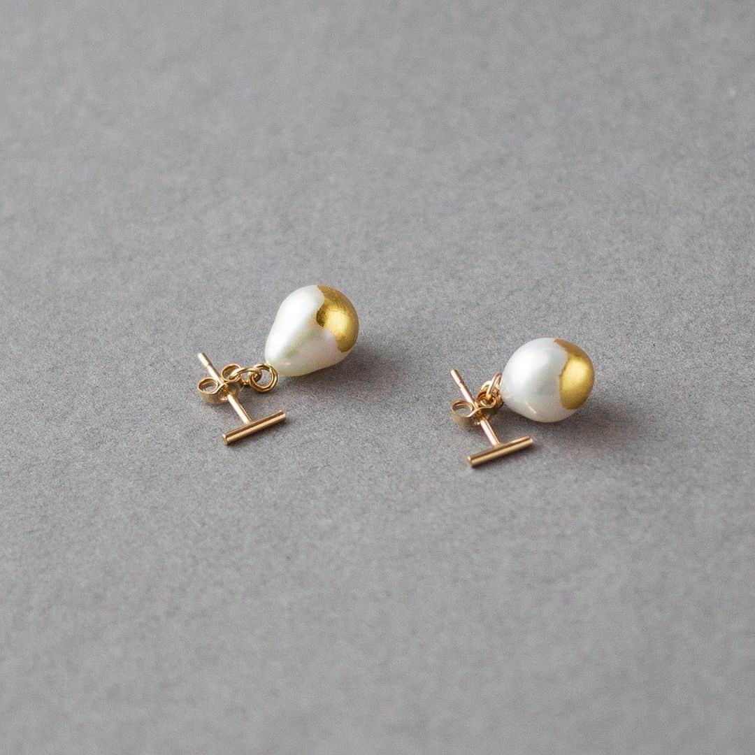 mai_smoothieのインスタグラム：「【波の綾】ピアス goldleaf/pearl/14kgf  こちらはバータイプのピアス。 キャッチ部分に本金箔を箔押ししたドロップパールタイプです。」