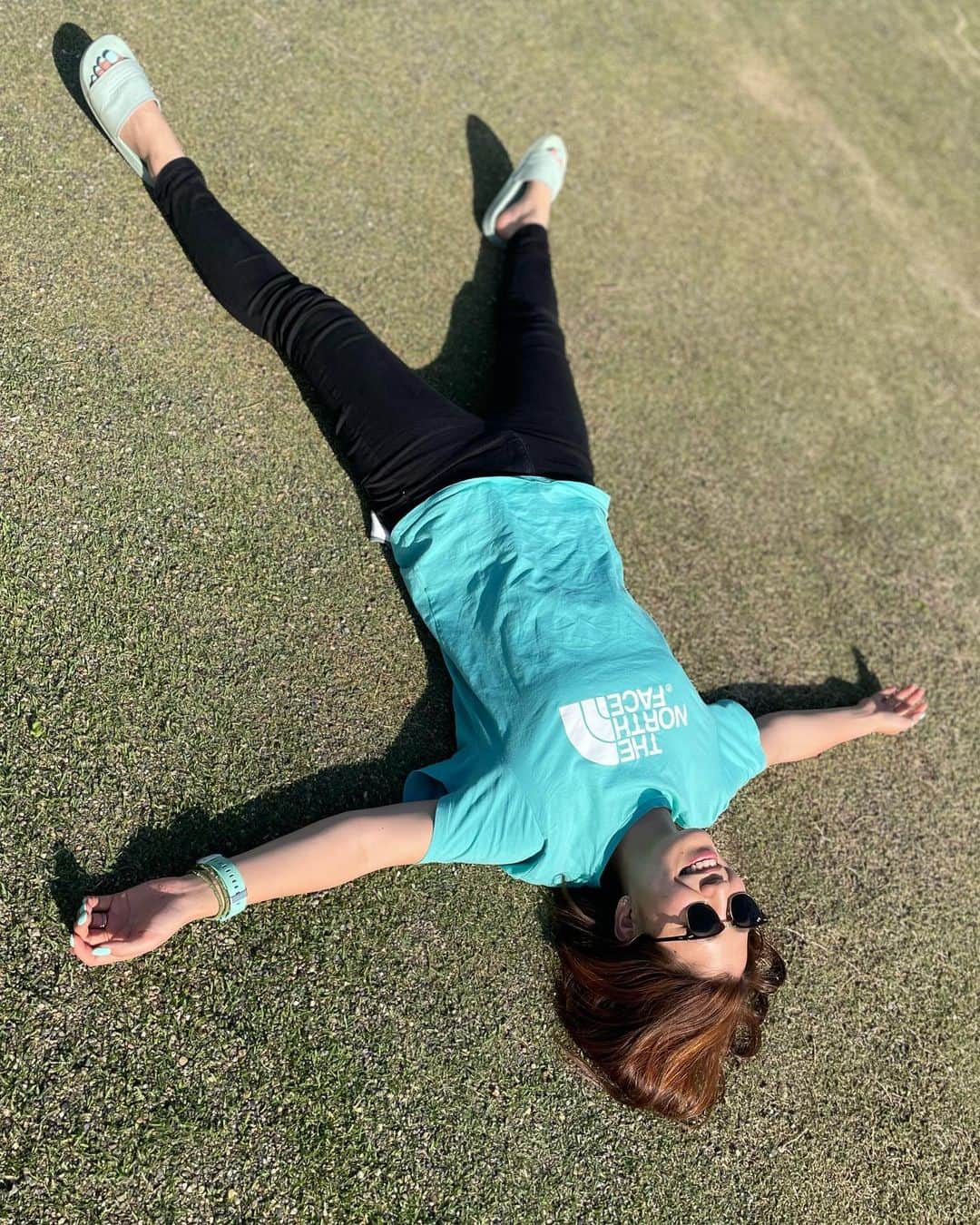 宮川杏奈のインスタグラム：「本当に疲れた時はコレ！www . 私的ゼロポジション👍🏻 天気の良い日に外でやれると尚よし⭕️ 今日は雨だから ジムでやります🫡🫡🫡 . #産後 #産後ダイエット  #産後トレーニング  #産後太り  #産後ケア  #パーソナルトレーナー #ケトジェニックご飯  #トレーニング女子 #ケトジェニックダイエット #ボディメイク #フィットネス #ダイエット #トレーニング #ワークアウト #低糖質 #低糖質高タンパク #低糖質ダイエット #コンビニ低糖質 #ローカーボ #ロカボ食品 #ロカボ #低糖質ごはん #糖質オフ #パーソナルトレーナーの生活 #パーソナルトレーニング #パーソナルトレーニングジム」
