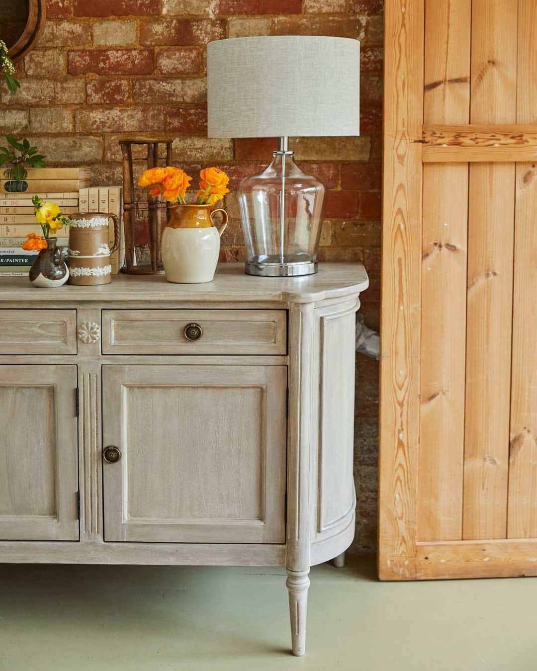 のインスタグラム：「Nature’s Abode takes a modern and fresh look to country living, creating an inviting and welcoming space with character and charm. ⁣ ⁣ The Alouette Sideboard adds the perfect finising touch to any country style home, taking inspiration from the French Louis XVI period.⁣ ⁣ 🔎 Alouette 3 Door 3 Drawer Sideboard⁣ 🔎 Ockley Table Lamp」