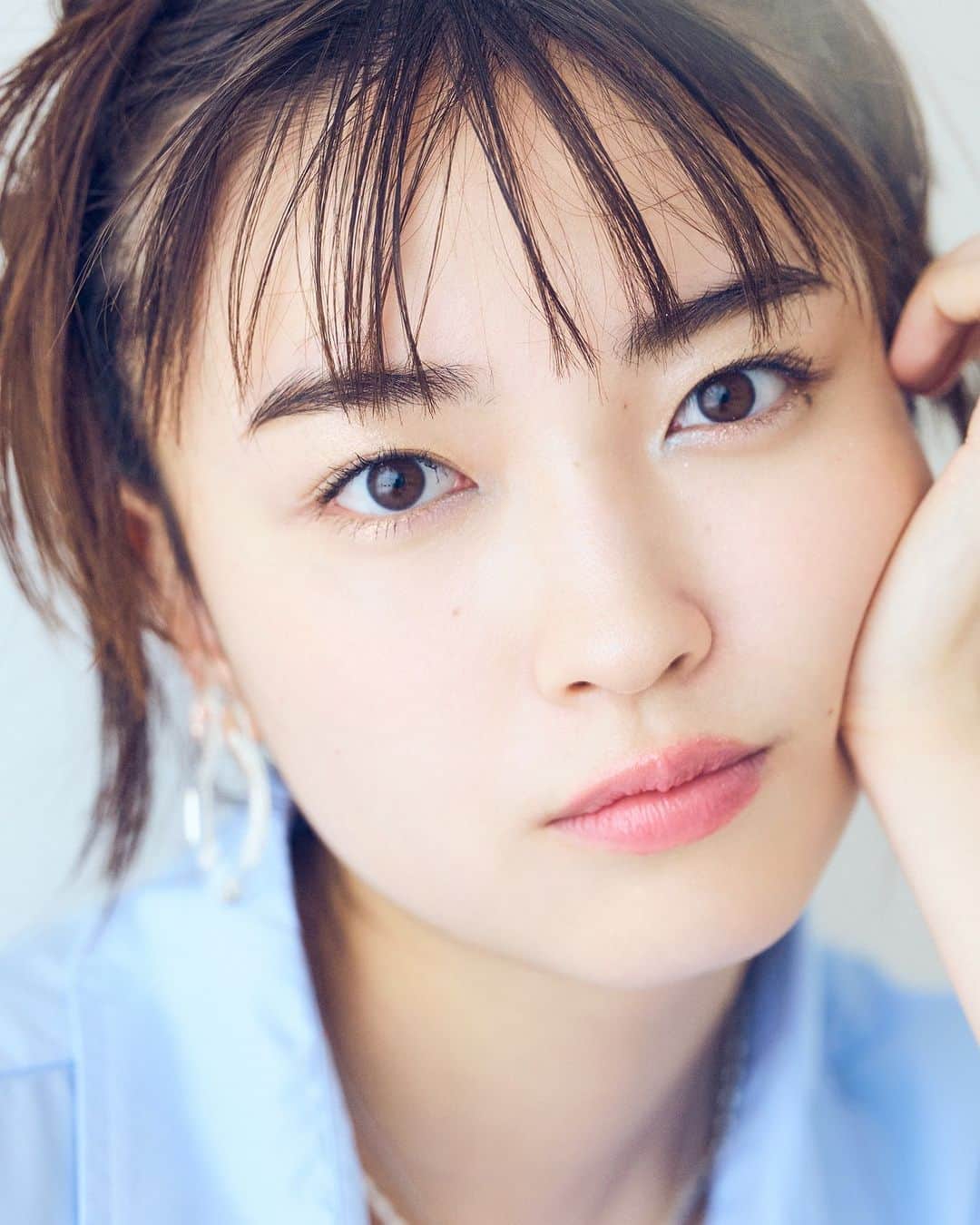Seventeenさんのインスタグラム写真 - (SeventeenInstagram)「ST夏号発売で6月最終日の今日。 みずきちの”6月のcover movie写真集”をお届け🫧 じめっとした天気を吹き飛ばしてくれるHAPPYな写真だよ！  【衣装】シャツ￥3289・パンツ￥4950(Lull)／SPINNS　キャミ￥1480／ハニーズ　イヤリング￥330・ネックレス￥330・ネックレス￥330・リングセット￥330／Lattice　スニーカー￥3080／西海岸ANCHOR原宿店  撮影／浜村菜月 スタイリスト／近藤久美子 ヘア&メイク／鈴木海希子 モデル／茅島みずき  #茅島みずき #カバームービー #6月 #梅雨 #シャツコーデ #Seventeen #ST #JK #セブンティーン #セブンティーンモデル」6月30日 15時00分 - seventeenjp_mag