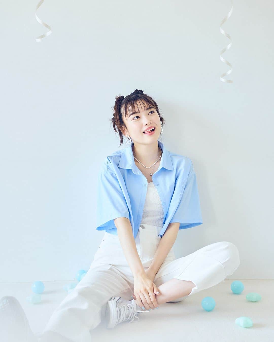 Seventeenさんのインスタグラム写真 - (SeventeenInstagram)「ST夏号発売で6月最終日の今日。 みずきちの”6月のcover movie写真集”をお届け🫧 じめっとした天気を吹き飛ばしてくれるHAPPYな写真だよ！  【衣装】シャツ￥3289・パンツ￥4950(Lull)／SPINNS　キャミ￥1480／ハニーズ　イヤリング￥330・ネックレス￥330・ネックレス￥330・リングセット￥330／Lattice　スニーカー￥3080／西海岸ANCHOR原宿店  撮影／浜村菜月 スタイリスト／近藤久美子 ヘア&メイク／鈴木海希子 モデル／茅島みずき  #茅島みずき #カバームービー #6月 #梅雨 #シャツコーデ #Seventeen #ST #JK #セブンティーン #セブンティーンモデル」6月30日 15時00分 - seventeenjp_mag