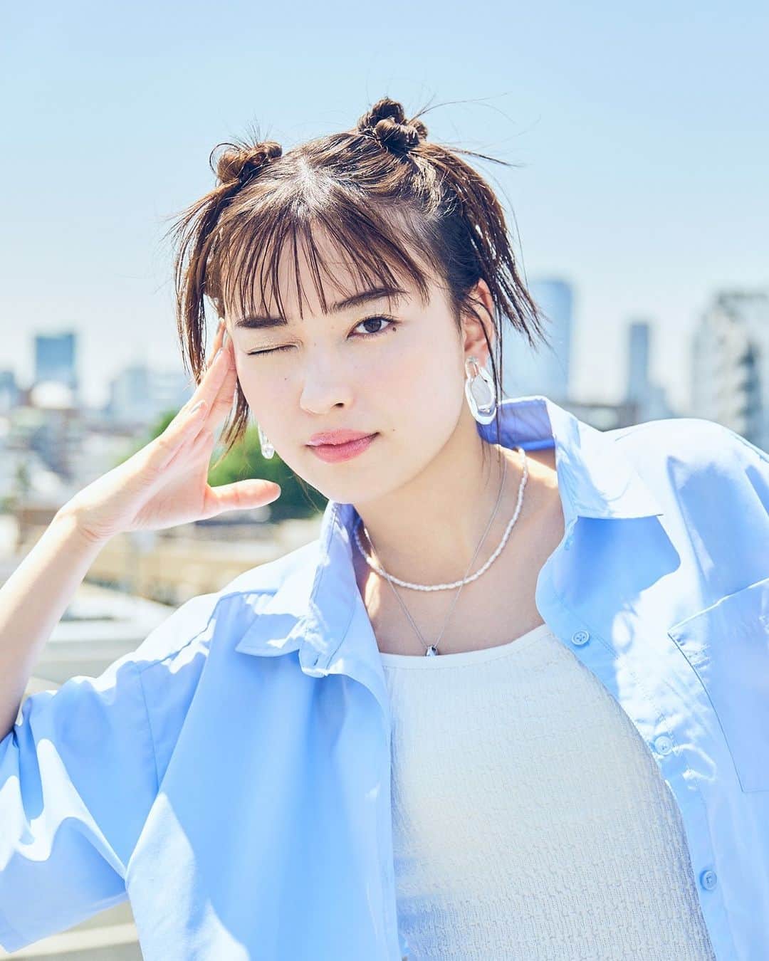 Seventeenさんのインスタグラム写真 - (SeventeenInstagram)「ST夏号発売で6月最終日の今日。 みずきちの”6月のcover movie写真集”をお届け🫧 じめっとした天気を吹き飛ばしてくれるHAPPYな写真だよ！  【衣装】シャツ￥3289・パンツ￥4950(Lull)／SPINNS　キャミ￥1480／ハニーズ　イヤリング￥330・ネックレス￥330・ネックレス￥330・リングセット￥330／Lattice　スニーカー￥3080／西海岸ANCHOR原宿店  撮影／浜村菜月 スタイリスト／近藤久美子 ヘア&メイク／鈴木海希子 モデル／茅島みずき  #茅島みずき #カバームービー #6月 #梅雨 #シャツコーデ #Seventeen #ST #JK #セブンティーン #セブンティーンモデル」6月30日 15時00分 - seventeenjp_mag