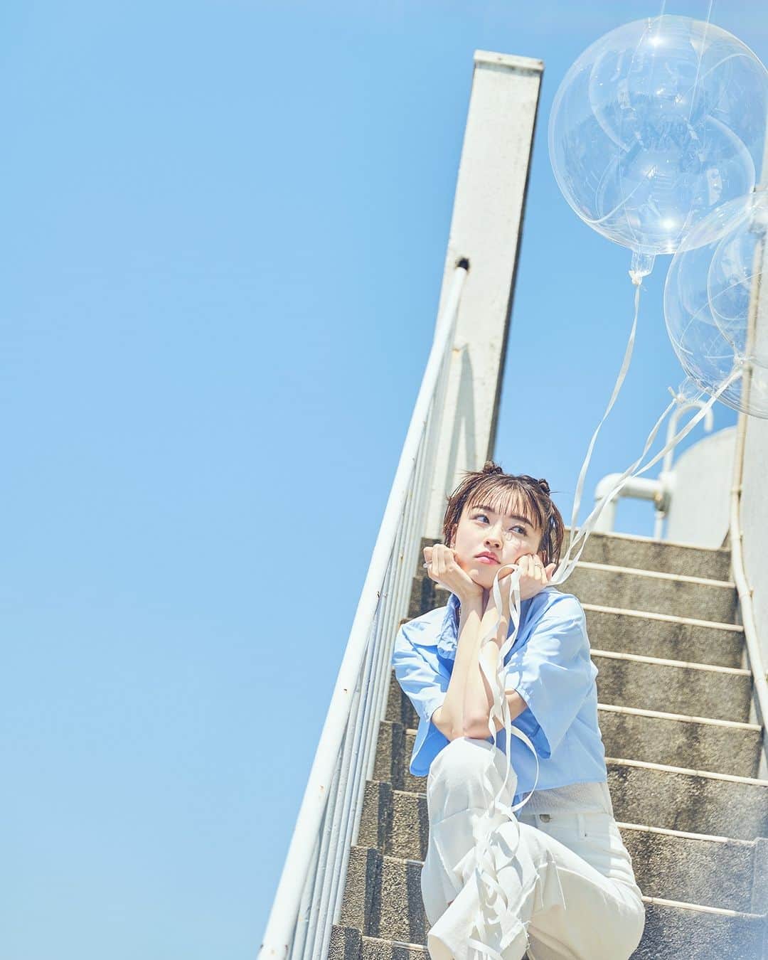 Seventeenさんのインスタグラム写真 - (SeventeenInstagram)「ST夏号発売で6月最終日の今日。 みずきちの”6月のcover movie写真集”をお届け🫧 じめっとした天気を吹き飛ばしてくれるHAPPYな写真だよ！  【衣装】シャツ￥3289・パンツ￥4950(Lull)／SPINNS　キャミ￥1480／ハニーズ　イヤリング￥330・ネックレス￥330・ネックレス￥330・リングセット￥330／Lattice　スニーカー￥3080／西海岸ANCHOR原宿店  撮影／浜村菜月 スタイリスト／近藤久美子 ヘア&メイク／鈴木海希子 モデル／茅島みずき  #茅島みずき #カバームービー #6月 #梅雨 #シャツコーデ #Seventeen #ST #JK #セブンティーン #セブンティーンモデル」6月30日 15時00分 - seventeenjp_mag