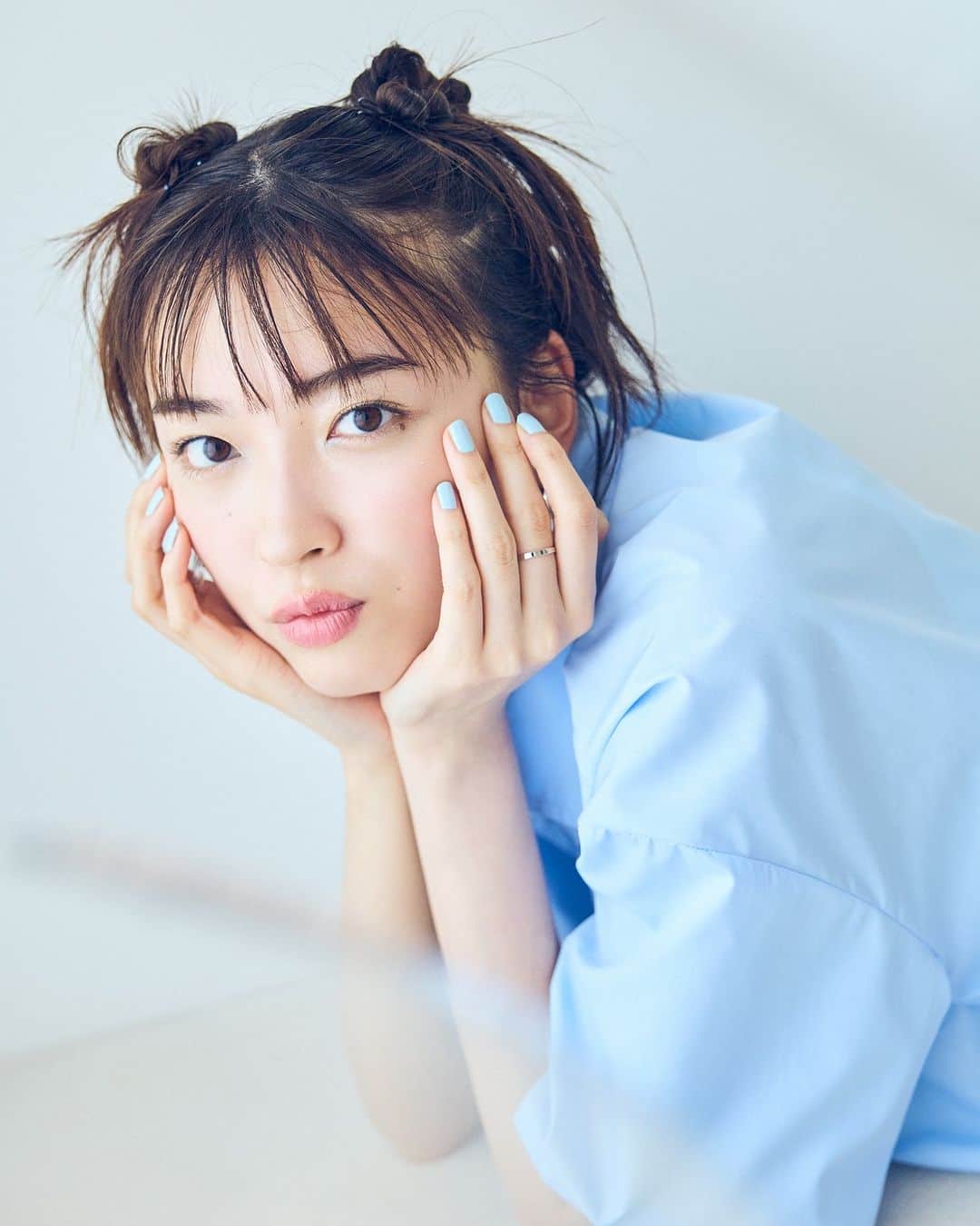 Seventeenさんのインスタグラム写真 - (SeventeenInstagram)「ST夏号発売で6月最終日の今日。 みずきちの”6月のcover movie写真集”をお届け🫧 じめっとした天気を吹き飛ばしてくれるHAPPYな写真だよ！  【衣装】シャツ￥3289・パンツ￥4950(Lull)／SPINNS　キャミ￥1480／ハニーズ　イヤリング￥330・ネックレス￥330・ネックレス￥330・リングセット￥330／Lattice　スニーカー￥3080／西海岸ANCHOR原宿店  撮影／浜村菜月 スタイリスト／近藤久美子 ヘア&メイク／鈴木海希子 モデル／茅島みずき  #茅島みずき #カバームービー #6月 #梅雨 #シャツコーデ #Seventeen #ST #JK #セブンティーン #セブンティーンモデル」6月30日 15時00分 - seventeenjp_mag