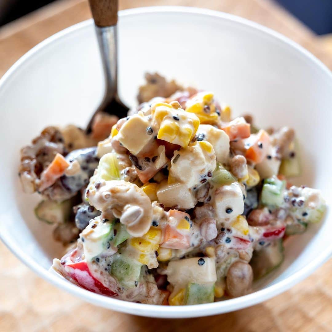 武井義明さんのインスタグラム写真 - (武井義明Instagram)「リモートワークの昼食、Uber Eatsで何か‥‥と思ったが、いや、だめだ、こういう時こそダイエット。ということでチョップドサラダ。  The chopped salad includes cucumbers, tomatoes, radishes, millet, beans, steamed corn, cheese and olives in olive oil. The salad dressing is Greek yogurt + salt + red wine vinegar + mayonnaise.  #leica_photos #leicaphoto #leicaphotography #leicasl #leicasl601 #foodphotography #foodphotographyandstyling」6月30日 15時01分 - bebechef