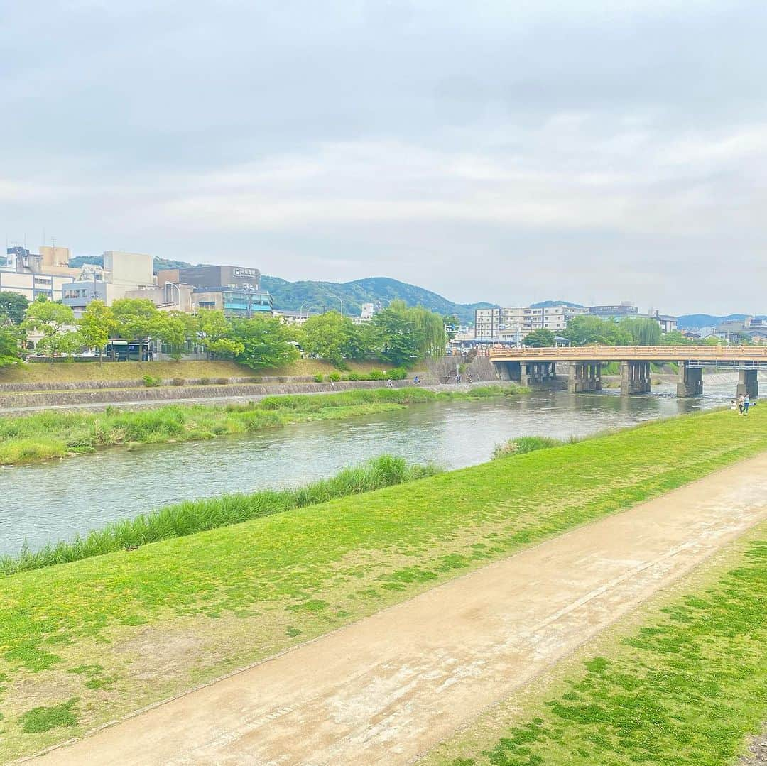 澤野井香里さんのインスタグラム写真 - (澤野井香里Instagram)「京都の夏の風物詩🌻鴨川の川床で涼しく頂ける#焼肉ホルモン萬正 さんへ🎐✨ @mansei_kyoto   夜風が気持ちよくて、だんだん日が暮れてライトアップされていく様子が風情があって＾＾💫  そして雰囲気だけじゃなく、お肉も霜降りで甘くてとーっても美味しくて満喫🍺  看板メニューの萬生ユッケ『極』が特にオススメ😋 偶然お席が隣になったミィちゃんと🎵 今だけの川床焼肉、是非行ってみてねー❣️  📍 #焼肉ホルモン萬正 京都市中京区上大阪町518  050-5869-9744 17:00～22:00   #ks_23✨ #ks_kyoto✨ #京都 #風物詩 #夏の風物詩 #鴨川 #川床 #河原町 #京阪三条 #京都焼肉 #京都川床 #京都グルメ #河原町グルメ #河原町ディナー #京都散策 #京都巡り #京都好き #グルメ女子 #グルメスタグラム」6月30日 15時11分 - kaori_sawanoi