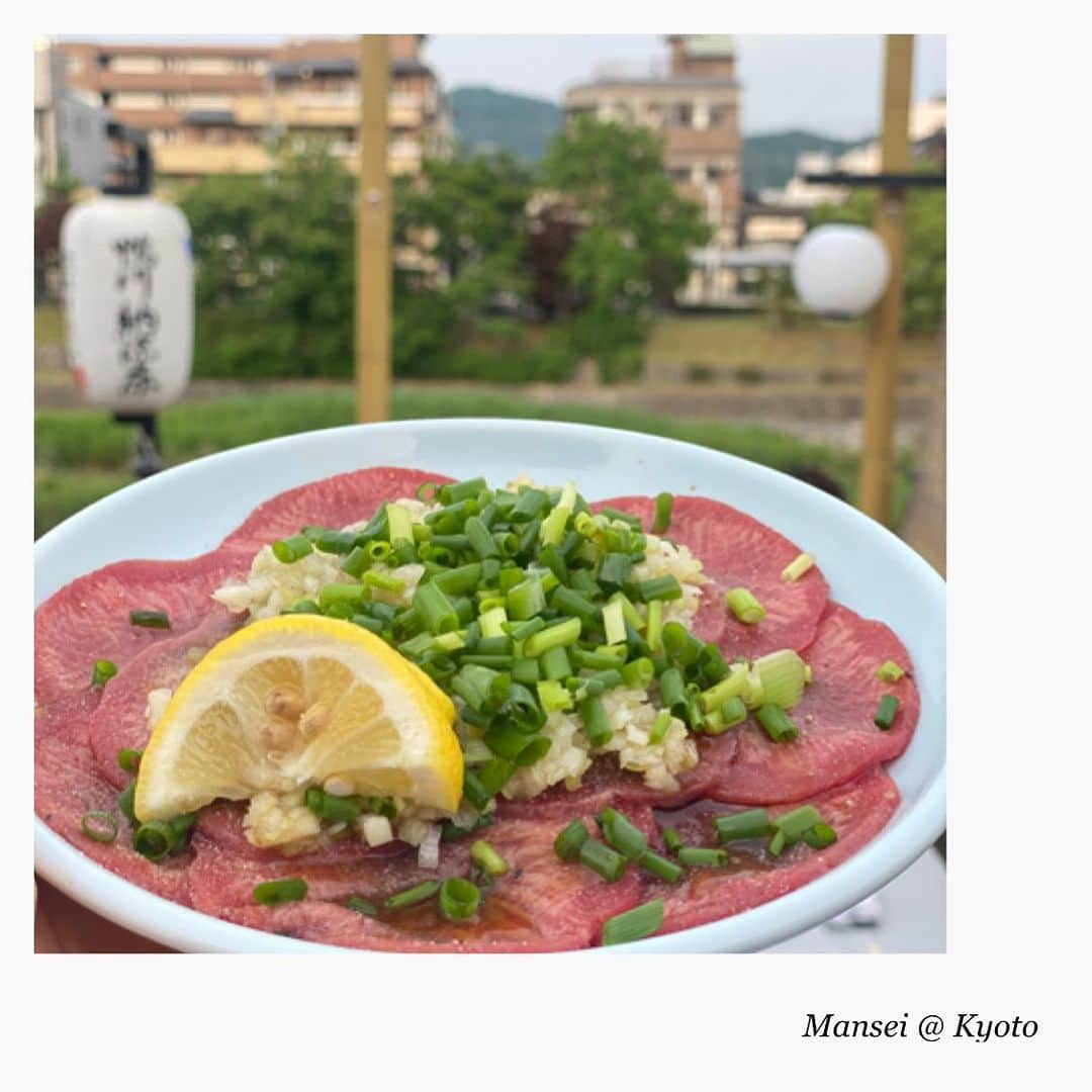 澤野井香里さんのインスタグラム写真 - (澤野井香里Instagram)「京都の夏の風物詩🌻鴨川の川床で涼しく頂ける#焼肉ホルモン萬正 さんへ🎐✨ @mansei_kyoto   夜風が気持ちよくて、だんだん日が暮れてライトアップされていく様子が風情があって＾＾💫  そして雰囲気だけじゃなく、お肉も霜降りで甘くてとーっても美味しくて満喫🍺  看板メニューの萬生ユッケ『極』が特にオススメ😋 偶然お席が隣になったミィちゃんと🎵 今だけの川床焼肉、是非行ってみてねー❣️  📍 #焼肉ホルモン萬正 京都市中京区上大阪町518  050-5869-9744 17:00～22:00   #ks_23✨ #ks_kyoto✨ #京都 #風物詩 #夏の風物詩 #鴨川 #川床 #河原町 #京阪三条 #京都焼肉 #京都川床 #京都グルメ #河原町グルメ #河原町ディナー #京都散策 #京都巡り #京都好き #グルメ女子 #グルメスタグラム」6月30日 15時11分 - kaori_sawanoi