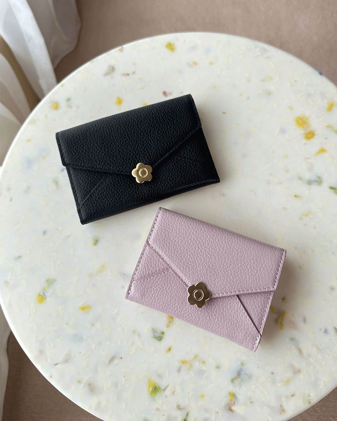 MARY QUANT officialのインスタグラム：「- #シーリングデイジーレターミニウォレット #シーリングデイジーレターカードケース - #MARYQUANT #FASHION - #マリークヮント #ミニウォレット #カードケース #財布」