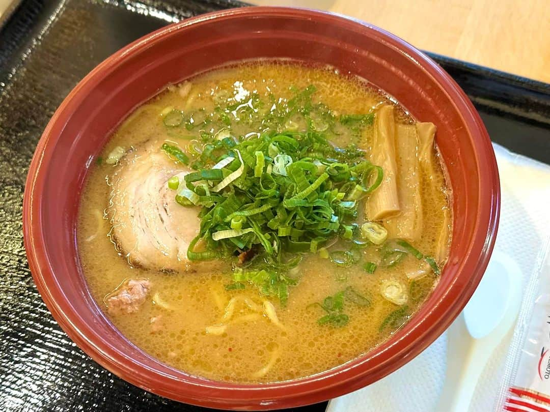 つんく♂さんのインスタグラム写真 - (つんく♂Instagram)「またまた、ラーメン行ってきた！  うまい！  豚骨醤油ラーメン  札幌味噌ラーメン  そして辛いやつ〜も食べたよ！ 3辛と6辛  辛いけど、美味かったなぁ〜！！ ただし、サウナか！ってなくらいに汗だく。  帰りに色々寄って帰ろうって思ってたけど、 汗だくゆえ、すぐに帰宅しちゃいました〜。 笑  ちなみに 2週間ごとに出店舗が変わります！  また行くよ〜！  #ラーメン #とんこつ #ミソラーメン #ワイキキ #mitsuwa #激辛 #つんく」6月30日 15時22分 - tsunku_boy