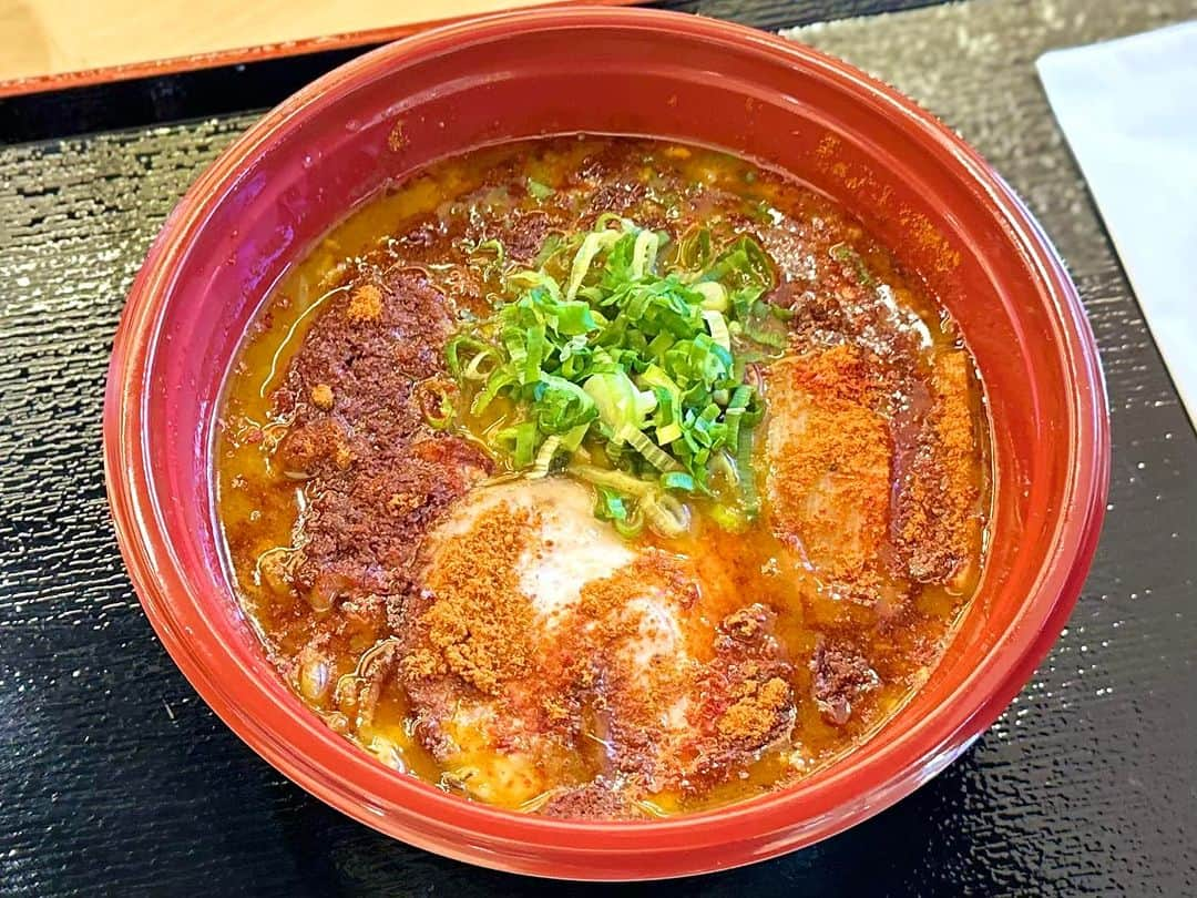 つんく♂さんのインスタグラム写真 - (つんく♂Instagram)「またまた、ラーメン行ってきた！  うまい！  豚骨醤油ラーメン  札幌味噌ラーメン  そして辛いやつ〜も食べたよ！ 3辛と6辛  辛いけど、美味かったなぁ〜！！ ただし、サウナか！ってなくらいに汗だく。  帰りに色々寄って帰ろうって思ってたけど、 汗だくゆえ、すぐに帰宅しちゃいました〜。 笑  ちなみに 2週間ごとに出店舗が変わります！  また行くよ〜！  #ラーメン #とんこつ #ミソラーメン #ワイキキ #mitsuwa #激辛 #つんく」6月30日 15時22分 - tsunku_boy