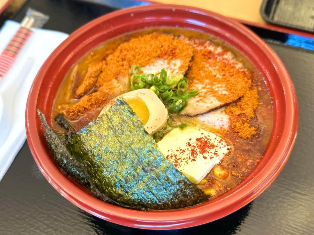 つんく♂さんのインスタグラム写真 - (つんく♂Instagram)「またまた、ラーメン行ってきた！  うまい！  豚骨醤油ラーメン  札幌味噌ラーメン  そして辛いやつ〜も食べたよ！ 3辛と6辛  辛いけど、美味かったなぁ〜！！ ただし、サウナか！ってなくらいに汗だく。  帰りに色々寄って帰ろうって思ってたけど、 汗だくゆえ、すぐに帰宅しちゃいました〜。 笑  ちなみに 2週間ごとに出店舗が変わります！  また行くよ〜！  #ラーメン #とんこつ #ミソラーメン #ワイキキ #mitsuwa #激辛 #つんく」6月30日 15時22分 - tsunku_boy