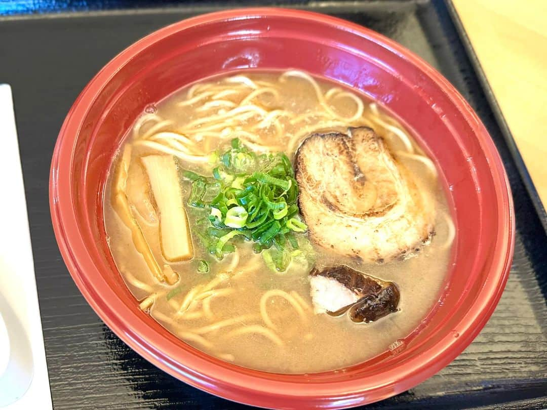 つんく♂のインスタグラム：「またまた、ラーメン行ってきた！  うまい！  豚骨醤油ラーメン  札幌味噌ラーメン  そして辛いやつ〜も食べたよ！ 3辛と6辛  辛いけど、美味かったなぁ〜！！ ただし、サウナか！ってなくらいに汗だく。  帰りに色々寄って帰ろうって思ってたけど、 汗だくゆえ、すぐに帰宅しちゃいました〜。 笑  ちなみに 2週間ごとに出店舗が変わります！  また行くよ〜！  #ラーメン #とんこつ #ミソラーメン #ワイキキ #mitsuwa #激辛 #つんく」