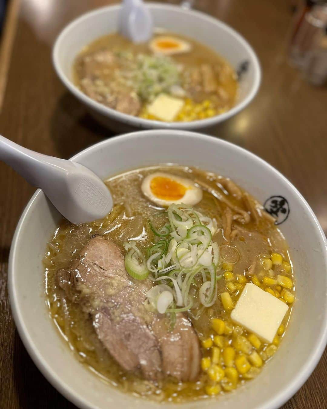 イトウジュン（タイ料理研究家）さんのインスタグラム写真 - (イトウジュン（タイ料理研究家）Instagram)「札幌と言えば！ #味噌ラーメン  みかさんに #ラーメン共和国 なるところへ連れて行ってもらいました 札幌駅にある駅ビルの中に入っていて ラーメン屋さんだらけ❣️  その中でお勧めの #らーめんそら へ  味噌ラーメンにはコーン🌽バター🧈 と思い込んでいたけれど、札幌の方には必ずしもそうでもないようです  麺がツルッとしてて 味噌のコクのあるスープがたまらない美味しさでした  #ラーメン #麺スタグラム  #麺活 #札幌ラーメン #らーめん空 #味噌ラーメン大好き  #札幌グルメ #札幌駅グルメ  #すすきのグルメ  #ニンニクと味噌 #道産豚 #ラーメン女子部  #ラーメン好き #ラーメン大好き  #ラーメン好きな人と繋がりたい  #みそらーめん #札幌らーめん #バターコーン」6月30日 15時30分 - junito.13