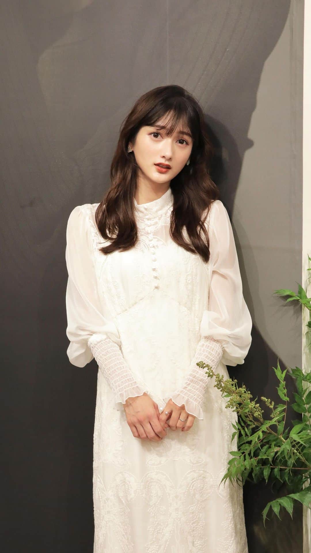 加藤瑠美のインスタグラム：「@jillstuart.jp 2023 AW Collection 🖤  大好きなJILLSTUARTの展示会にお邪魔してきました🦢 今回は試着させていただいたワンピース2点をオーダー🪡  シフォンドレスはお袖のぽわんと感が可愛くて…🤍 ヴィンテージっぽい雰囲気も素敵だった💭  ニットワンピはトレンドのアームカバー付き🧶 スカートのまるいフォルムがツボでした🫶  #JILL_23AW #JILLSTUART #ジルスチュアート #展示会」