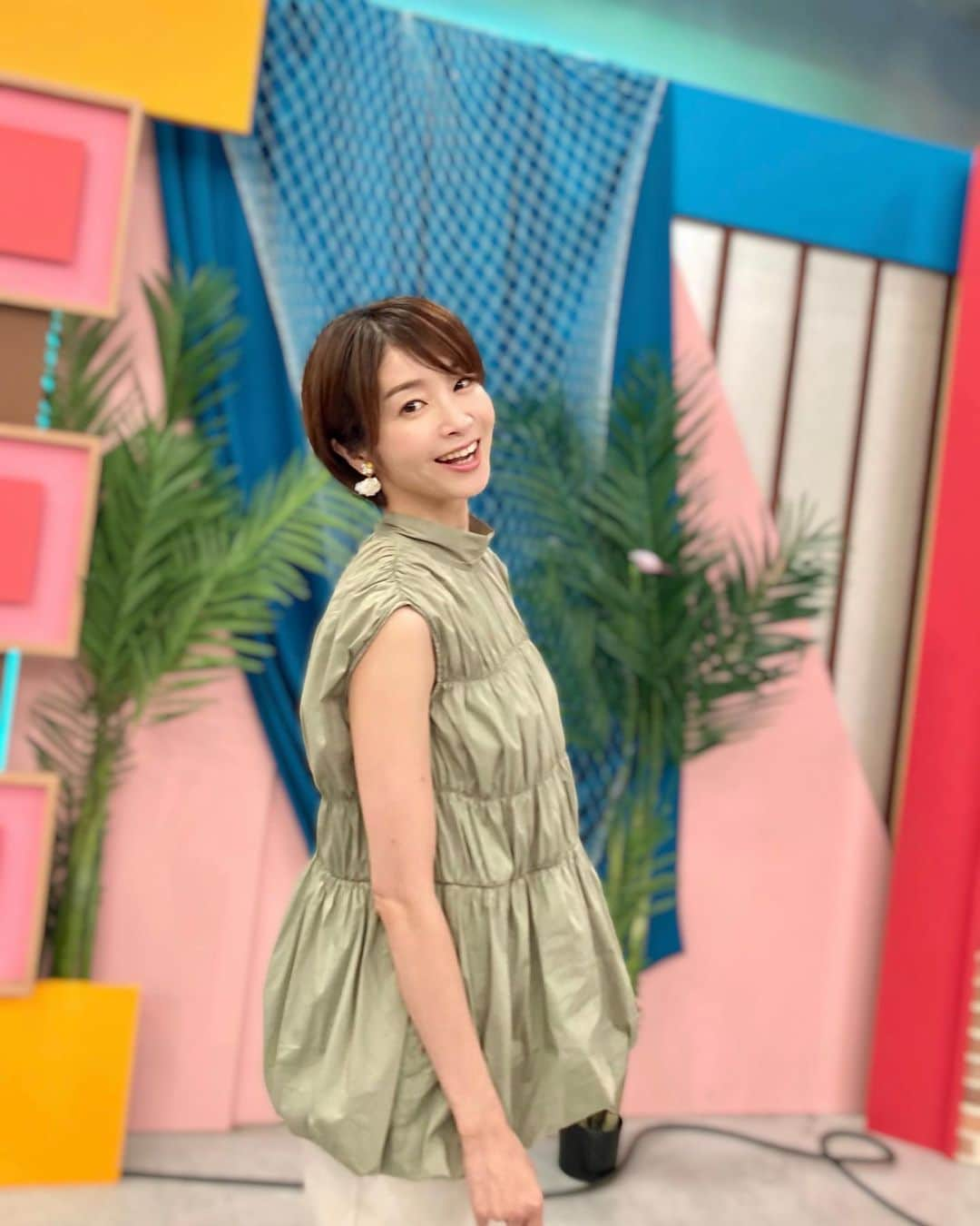 村田千弥のインスタグラム：「上半期最後のきらきん🌼 今年ももう半分が過ぎてしまったなんて、早すぎて…  きっと、下半期が終わる頃も同じこと言ってそう…  今日の衣装は私物でした。 @milaowen_official  全然着てなかったけど、褒められたのでもっと着るようにしようっと🙌  #テレビ衣装 #アナウンサー衣装 #女子アナコーデ  #ファッション #コーデ記録 #おしゃれさんと繋がりたい #coordinate #outfit #大人コーデ  #ママ #ママコーデ  #きれいめコーデ  #お仕事コーデ  #上品コーデ #今日のコーデ #今日のファッション #kyoto #kbs京都 #きらきん」