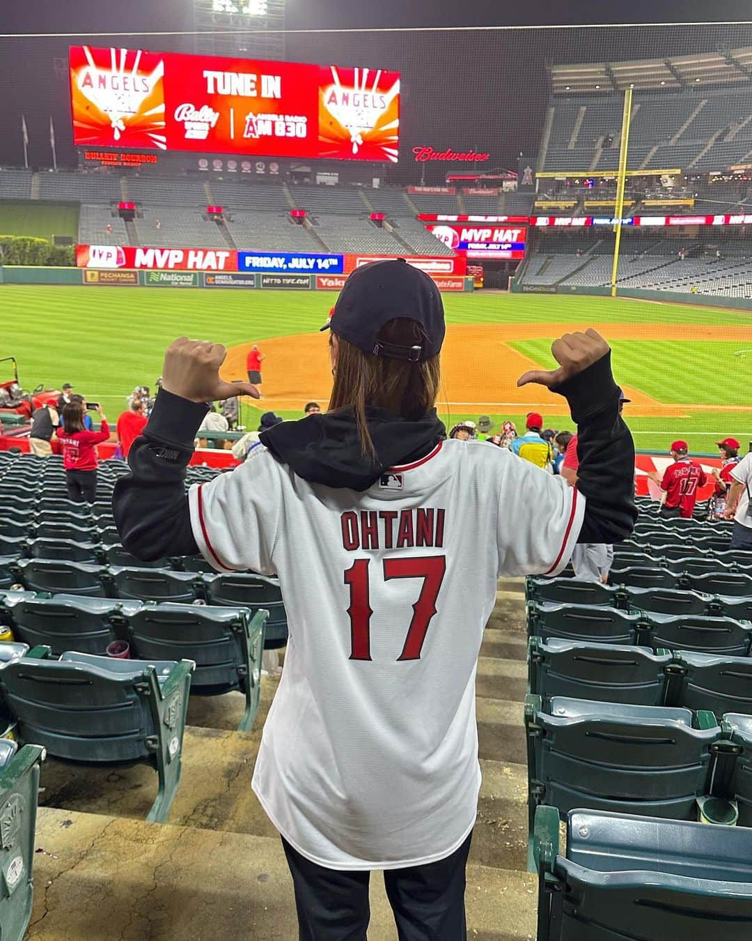 西村優菜さんのインスタグラム写真 - (西村優菜Instagram)「⚾️🇺🇸 ⁡ 先日オフの日、念願のAngel Stadium へ🏟️ ⁡ 大谷さん先発登板の日。 投げては打って、大忙しそうだった〜 ホームランも2本と、キャリア初のメモリアルな1日を 堪能してきました🤤 チームも勝利！感動の嵐でございました。 ⁡ この日は #ohtanigiveaway というおまけ付きで… 本当にご褒美みたいな1日でした🫶🏼 ⁡ また頑張ろうって思えました☺︎ ⁡ #Angels ⁡ ⁡」6月30日 15時35分 - yunapan_02