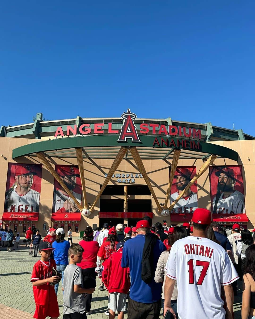 西村優菜さんのインスタグラム写真 - (西村優菜Instagram)「⚾️🇺🇸 ⁡ 先日オフの日、念願のAngel Stadium へ🏟️ ⁡ 大谷さん先発登板の日。 投げては打って、大忙しそうだった〜 ホームランも2本と、キャリア初のメモリアルな1日を 堪能してきました🤤 チームも勝利！感動の嵐でございました。 ⁡ この日は #ohtanigiveaway というおまけ付きで… 本当にご褒美みたいな1日でした🫶🏼 ⁡ また頑張ろうって思えました☺︎ ⁡ #Angels ⁡ ⁡」6月30日 15時35分 - yunapan_02