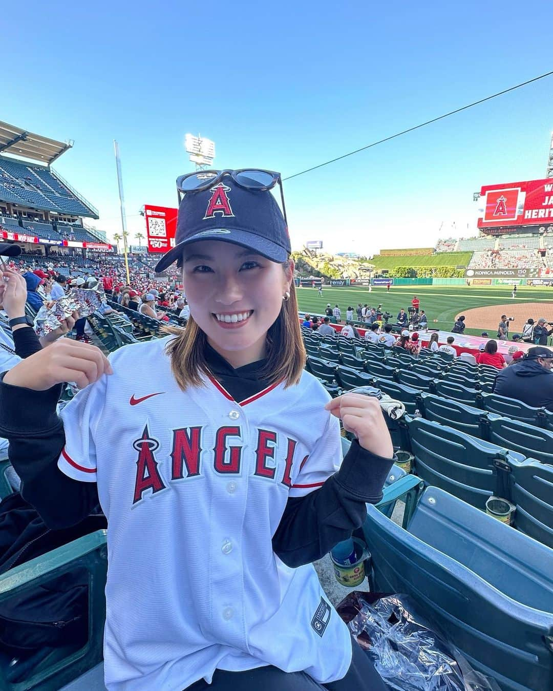 西村優菜さんのインスタグラム写真 - (西村優菜Instagram)「⚾️🇺🇸 ⁡ 先日オフの日、念願のAngel Stadium へ🏟️ ⁡ 大谷さん先発登板の日。 投げては打って、大忙しそうだった〜 ホームランも2本と、キャリア初のメモリアルな1日を 堪能してきました🤤 チームも勝利！感動の嵐でございました。 ⁡ この日は #ohtanigiveaway というおまけ付きで… 本当にご褒美みたいな1日でした🫶🏼 ⁡ また頑張ろうって思えました☺︎ ⁡ #Angels ⁡ ⁡」6月30日 15時35分 - yunapan_02