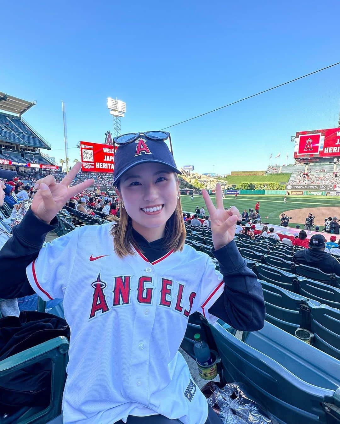 西村優菜のインスタグラム：「⚾️🇺🇸 ⁡ 先日オフの日、念願のAngel Stadium へ🏟️ ⁡ 大谷さん先発登板の日。 投げては打って、大忙しそうだった〜 ホームランも2本と、キャリア初のメモリアルな1日を 堪能してきました🤤 チームも勝利！感動の嵐でございました。 ⁡ この日は #ohtanigiveaway というおまけ付きで… 本当にご褒美みたいな1日でした🫶🏼 ⁡ また頑張ろうって思えました☺︎ ⁡ #Angels ⁡ ⁡」