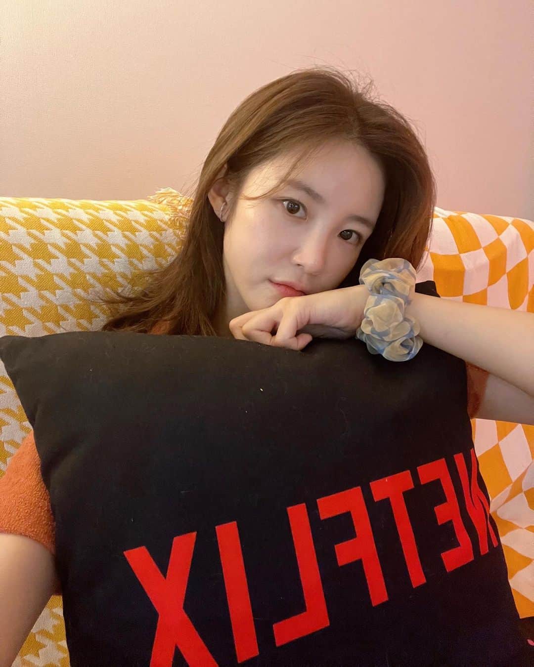 チョン・ヒョソンのインスタグラム：「넷플릭스, 안녕 🖤 #NETFLIX  #CELEBRITY #셀러브리티 🖤  정주행 준비 됐다... 두근💖」