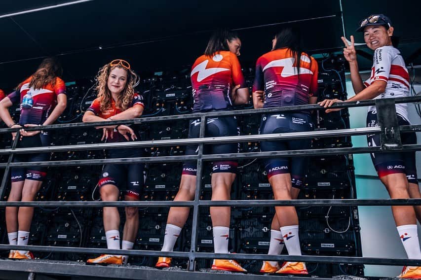 與那嶺恵理のインスタグラム：「Let’s get started @girodonneofficial 🇮🇹☺️✌🏻  . 0/10days: presentation 👋🏻 And some spinning legs around Siene 🍇 Stage1 start from 4km Time Trial 💨around pretty terme town 🧖‍♀️ here we @hphcycling go 🧡💜 . . 📸: @oskarsbrook  #今日のエリさん　#HumanPoweredHealth」