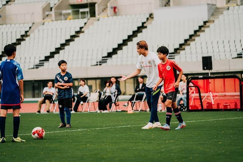 sfidaさんのインスタグラム写真 - (sfidaInstagram)「. 2023.06.28 ヤンマースタジアム長居  『アート引越センター Presents KANSAI SOCCER FES 2023 Supported by YANMAR』  元Jリーガー #田中裕介 さんが主催する 『KANSAI SOCCER FES』の第2回が行われました！  現役日本代表の #瀬古歩夢 選手とJリーグ通算最多得点記録を持つ #佐藤寿人 氏を講師に迎え、小学6年生〜中学3年生の子どもたちと一緒にボールを蹴りながら、その技術やサッカーの楽しさを伝えました。  最後は参加者の皆さんに、 ゲスト選手からsfidaのサッカーボール 『VAIS GIOCARE』が贈られました⚽️  ぜひこのボールでたくさん練習をして、 夢への挑戦を続けてほしいと思います。  sfidaはKANSAI SOCCER FESを これからも全力で応援しています。  #sfida #スフィーダ #kansaisoccerfes  #ヤンマースタジアム長居 #サッカー教室 #サッカー #サッカー少年 #サッカー少女 #サッカーキッズ #サッカーボール #vaisultimo #挑戦 #jリーガー #jリーグ #プロサッカー選手 #サッカー選手 #soccer #football   #forthechallenger」6月30日 18時00分 - sfidasports