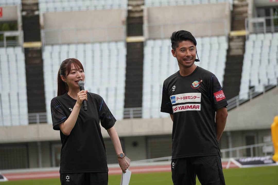 sfidaさんのインスタグラム写真 - (sfidaInstagram)「. 2023.06.28 ヤンマースタジアム長居  『アート引越センター Presents KANSAI SOCCER FES 2023 Supported by YANMAR』  元Jリーガー #田中裕介 さんが主催する 『KANSAI SOCCER FES』の第2回が行われました！  現役日本代表の #瀬古歩夢 選手とJリーグ通算最多得点記録を持つ #佐藤寿人 氏を講師に迎え、小学6年生〜中学3年生の子どもたちと一緒にボールを蹴りながら、その技術やサッカーの楽しさを伝えました。  最後は参加者の皆さんに、 ゲスト選手からsfidaのサッカーボール 『VAIS GIOCARE』が贈られました⚽️  ぜひこのボールでたくさん練習をして、 夢への挑戦を続けてほしいと思います。  sfidaはKANSAI SOCCER FESを これからも全力で応援しています。  #sfida #スフィーダ #kansaisoccerfes  #ヤンマースタジアム長居 #サッカー教室 #サッカー #サッカー少年 #サッカー少女 #サッカーキッズ #サッカーボール #vaisultimo #挑戦 #jリーガー #jリーグ #プロサッカー選手 #サッカー選手 #soccer #football   #forthechallenger」6月30日 18時00分 - sfidasports