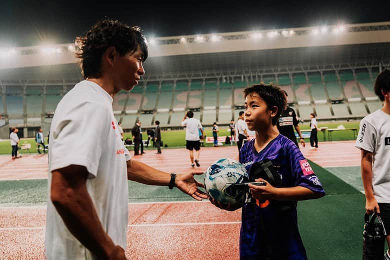 sfidaさんのインスタグラム写真 - (sfidaInstagram)「. 2023.06.28 ヤンマースタジアム長居  『アート引越センター Presents KANSAI SOCCER FES 2023 Supported by YANMAR』  元Jリーガー #田中裕介 さんが主催する 『KANSAI SOCCER FES』の第2回が行われました！  現役日本代表の #瀬古歩夢 選手とJリーグ通算最多得点記録を持つ #佐藤寿人 氏を講師に迎え、小学6年生〜中学3年生の子どもたちと一緒にボールを蹴りながら、その技術やサッカーの楽しさを伝えました。  最後は参加者の皆さんに、 ゲスト選手からsfidaのサッカーボール 『VAIS GIOCARE』が贈られました⚽️  ぜひこのボールでたくさん練習をして、 夢への挑戦を続けてほしいと思います。  sfidaはKANSAI SOCCER FESを これからも全力で応援しています。  #sfida #スフィーダ #kansaisoccerfes  #ヤンマースタジアム長居 #サッカー教室 #サッカー #サッカー少年 #サッカー少女 #サッカーキッズ #サッカーボール #vaisultimo #挑戦 #jリーガー #jリーグ #プロサッカー選手 #サッカー選手 #soccer #football   #forthechallenger」6月30日 18時00分 - sfidasports