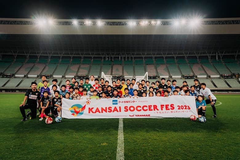 sfidaさんのインスタグラム写真 - (sfidaInstagram)「. 2023.06.28 ヤンマースタジアム長居  『アート引越センター Presents KANSAI SOCCER FES 2023 Supported by YANMAR』  元Jリーガー #田中裕介 さんが主催する 『KANSAI SOCCER FES』の第2回が行われました！  現役日本代表の #瀬古歩夢 選手とJリーグ通算最多得点記録を持つ #佐藤寿人 氏を講師に迎え、小学6年生〜中学3年生の子どもたちと一緒にボールを蹴りながら、その技術やサッカーの楽しさを伝えました。  最後は参加者の皆さんに、 ゲスト選手からsfidaのサッカーボール 『VAIS GIOCARE』が贈られました⚽️  ぜひこのボールでたくさん練習をして、 夢への挑戦を続けてほしいと思います。  sfidaはKANSAI SOCCER FESを これからも全力で応援しています。  #sfida #スフィーダ #kansaisoccerfes  #ヤンマースタジアム長居 #サッカー教室 #サッカー #サッカー少年 #サッカー少女 #サッカーキッズ #サッカーボール #vaisultimo #挑戦 #jリーガー #jリーグ #プロサッカー選手 #サッカー選手 #soccer #football   #forthechallenger」6月30日 18時00分 - sfidasports