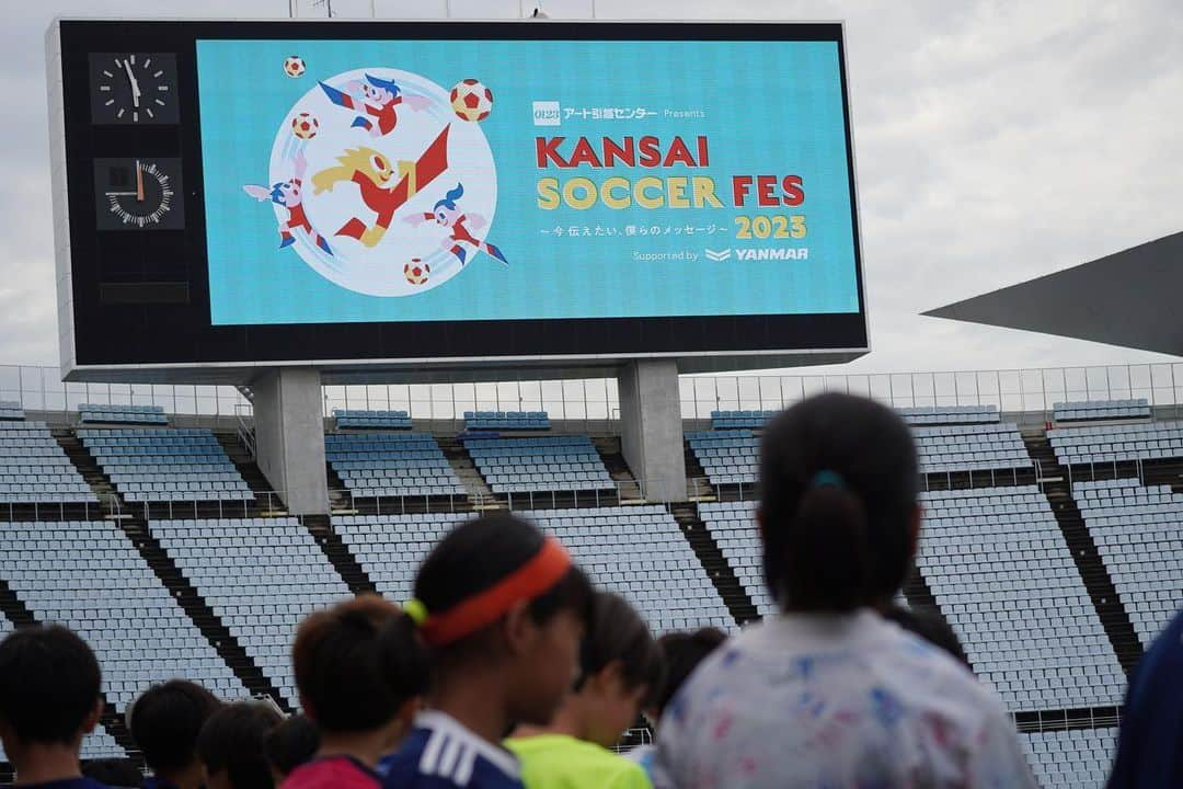 sfidaさんのインスタグラム写真 - (sfidaInstagram)「. 2023.06.28 ヤンマースタジアム長居  『アート引越センター Presents KANSAI SOCCER FES 2023 Supported by YANMAR』  元Jリーガー #田中裕介 さんが主催する 『KANSAI SOCCER FES』の第2回が行われました！  現役日本代表の #瀬古歩夢 選手とJリーグ通算最多得点記録を持つ #佐藤寿人 氏を講師に迎え、小学6年生〜中学3年生の子どもたちと一緒にボールを蹴りながら、その技術やサッカーの楽しさを伝えました。  最後は参加者の皆さんに、 ゲスト選手からsfidaのサッカーボール 『VAIS GIOCARE』が贈られました⚽️  ぜひこのボールでたくさん練習をして、 夢への挑戦を続けてほしいと思います。  sfidaはKANSAI SOCCER FESを これからも全力で応援しています。  #sfida #スフィーダ #kansaisoccerfes  #ヤンマースタジアム長居 #サッカー教室 #サッカー #サッカー少年 #サッカー少女 #サッカーキッズ #サッカーボール #vaisultimo #挑戦 #jリーガー #jリーグ #プロサッカー選手 #サッカー選手 #soccer #football   #forthechallenger」6月30日 18時00分 - sfidasports