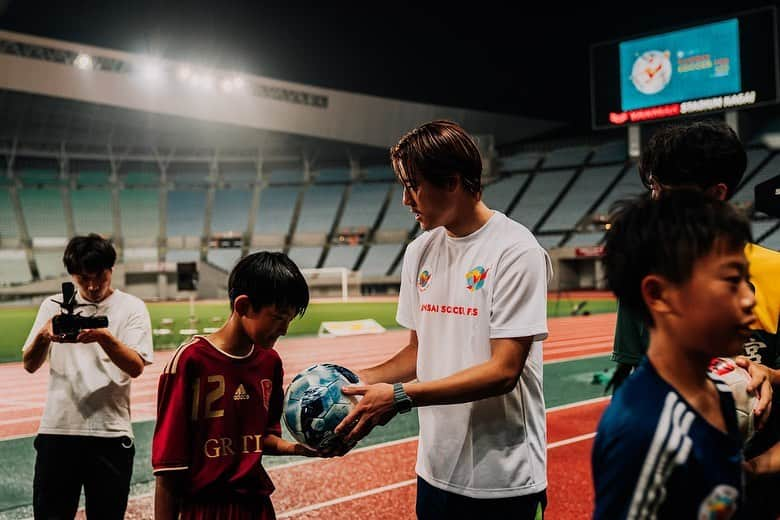 sfidaさんのインスタグラム写真 - (sfidaInstagram)「. 2023.06.28 ヤンマースタジアム長居  『アート引越センター Presents KANSAI SOCCER FES 2023 Supported by YANMAR』  元Jリーガー #田中裕介 さんが主催する 『KANSAI SOCCER FES』の第2回が行われました！  現役日本代表の #瀬古歩夢 選手とJリーグ通算最多得点記録を持つ #佐藤寿人 氏を講師に迎え、小学6年生〜中学3年生の子どもたちと一緒にボールを蹴りながら、その技術やサッカーの楽しさを伝えました。  最後は参加者の皆さんに、 ゲスト選手からsfidaのサッカーボール 『VAIS GIOCARE』が贈られました⚽️  ぜひこのボールでたくさん練習をして、 夢への挑戦を続けてほしいと思います。  sfidaはKANSAI SOCCER FESを これからも全力で応援しています。  #sfida #スフィーダ #kansaisoccerfes  #ヤンマースタジアム長居 #サッカー教室 #サッカー #サッカー少年 #サッカー少女 #サッカーキッズ #サッカーボール #vaisultimo #挑戦 #jリーガー #jリーグ #プロサッカー選手 #サッカー選手 #soccer #football   #forthechallenger」6月30日 18時00分 - sfidasports