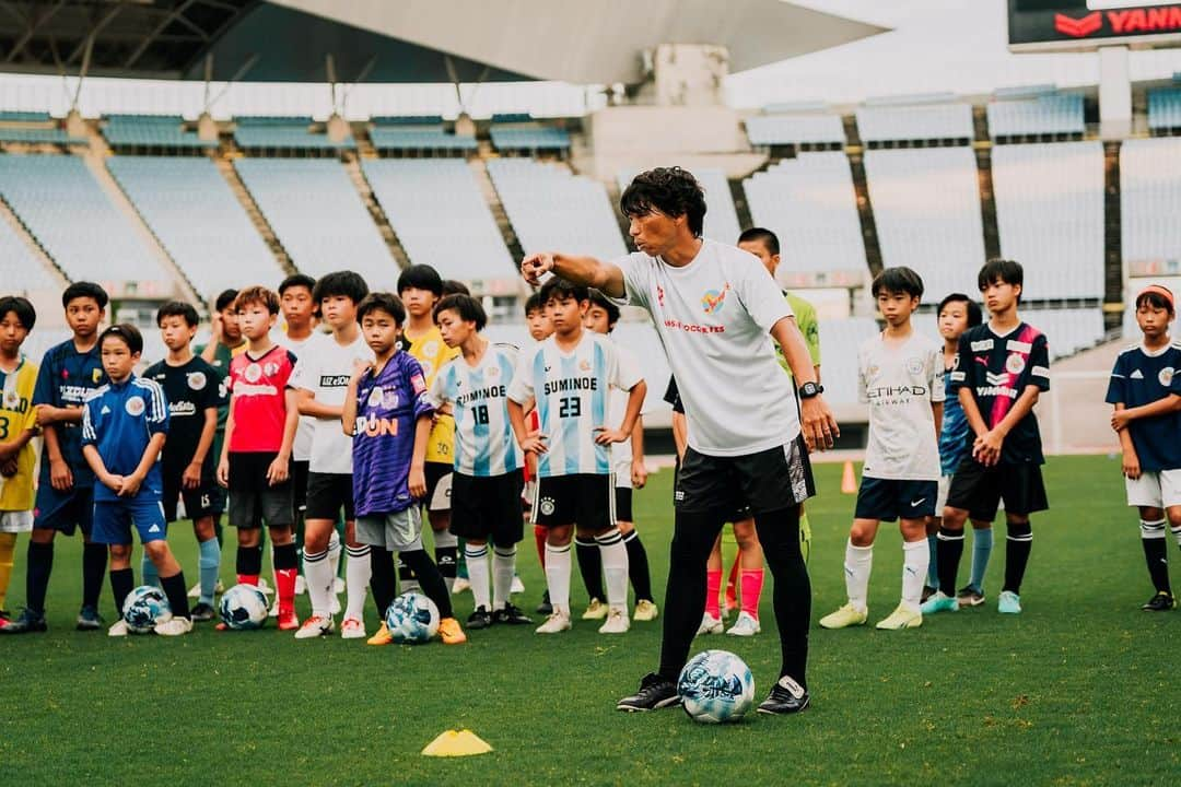 sfidaさんのインスタグラム写真 - (sfidaInstagram)「. 2023.06.28 ヤンマースタジアム長居  『アート引越センター Presents KANSAI SOCCER FES 2023 Supported by YANMAR』  元Jリーガー #田中裕介 さんが主催する 『KANSAI SOCCER FES』の第2回が行われました！  現役日本代表の #瀬古歩夢 選手とJリーグ通算最多得点記録を持つ #佐藤寿人 氏を講師に迎え、小学6年生〜中学3年生の子どもたちと一緒にボールを蹴りながら、その技術やサッカーの楽しさを伝えました。  最後は参加者の皆さんに、 ゲスト選手からsfidaのサッカーボール 『VAIS GIOCARE』が贈られました⚽️  ぜひこのボールでたくさん練習をして、 夢への挑戦を続けてほしいと思います。  sfidaはKANSAI SOCCER FESを これからも全力で応援しています。  #sfida #スフィーダ #kansaisoccerfes  #ヤンマースタジアム長居 #サッカー教室 #サッカー #サッカー少年 #サッカー少女 #サッカーキッズ #サッカーボール #vaisultimo #挑戦 #jリーガー #jリーグ #プロサッカー選手 #サッカー選手 #soccer #football   #forthechallenger」6月30日 18時00分 - sfidasports